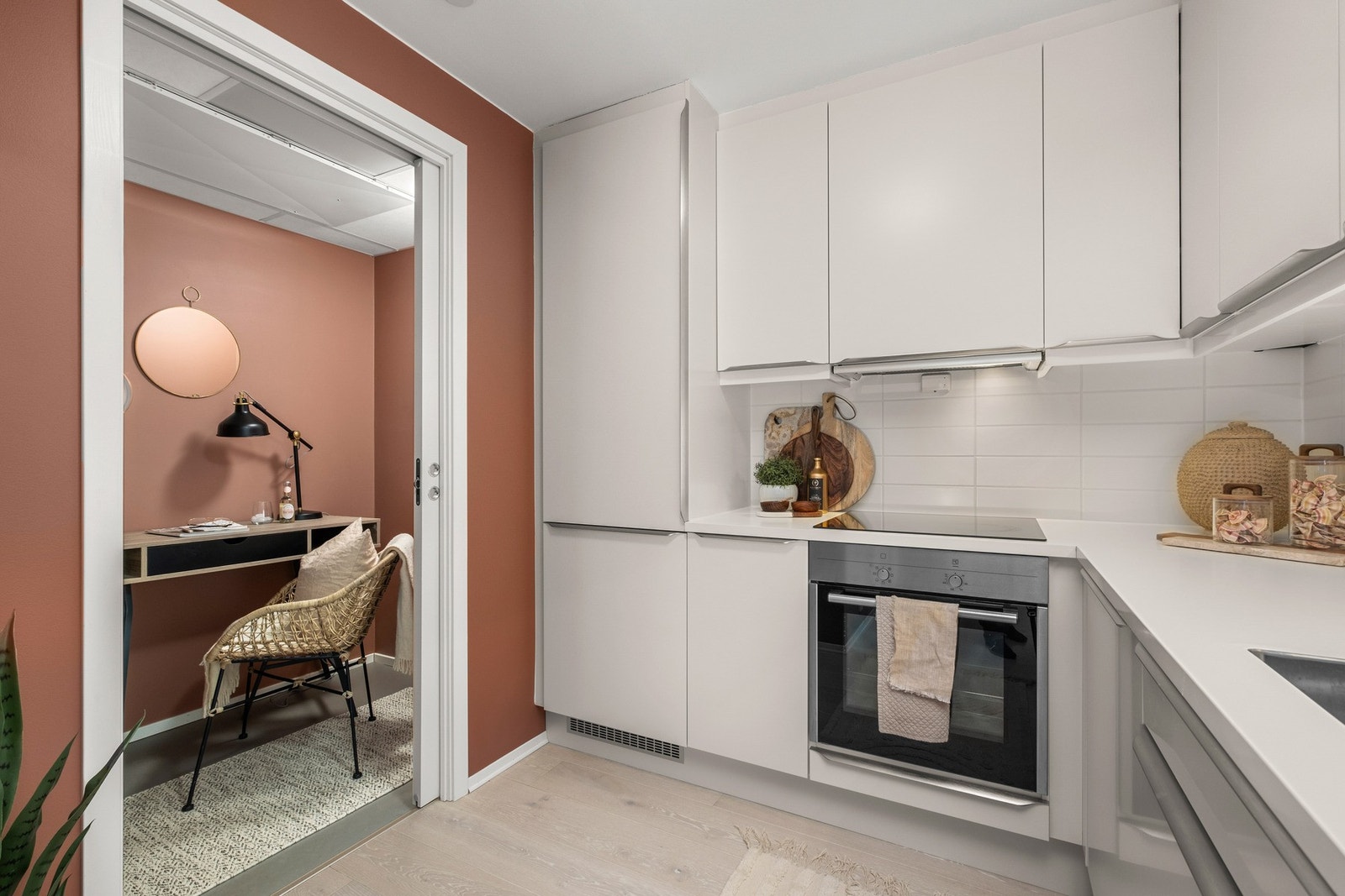 Praktisk skyvedør fra kjøkken og inn til boden. Galleribilde