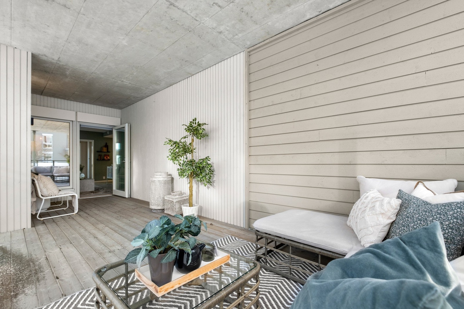 Herlig med stor terrasse hvor man kan invitere venner på varme sommerdager. Galleribilde