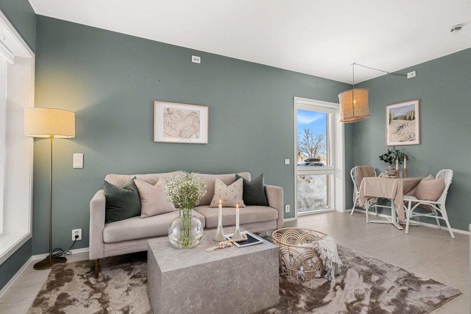 I og med at dette er en hjørne leilighet får man herlig lys inn i rommene fra flere himmelretninger. Galleribilde