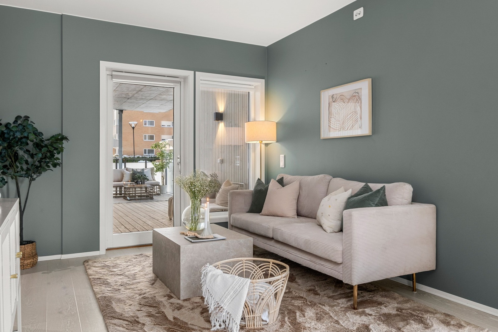 Fra stuen er det utgang til stor sørvestvendt terrasse Galleribilde