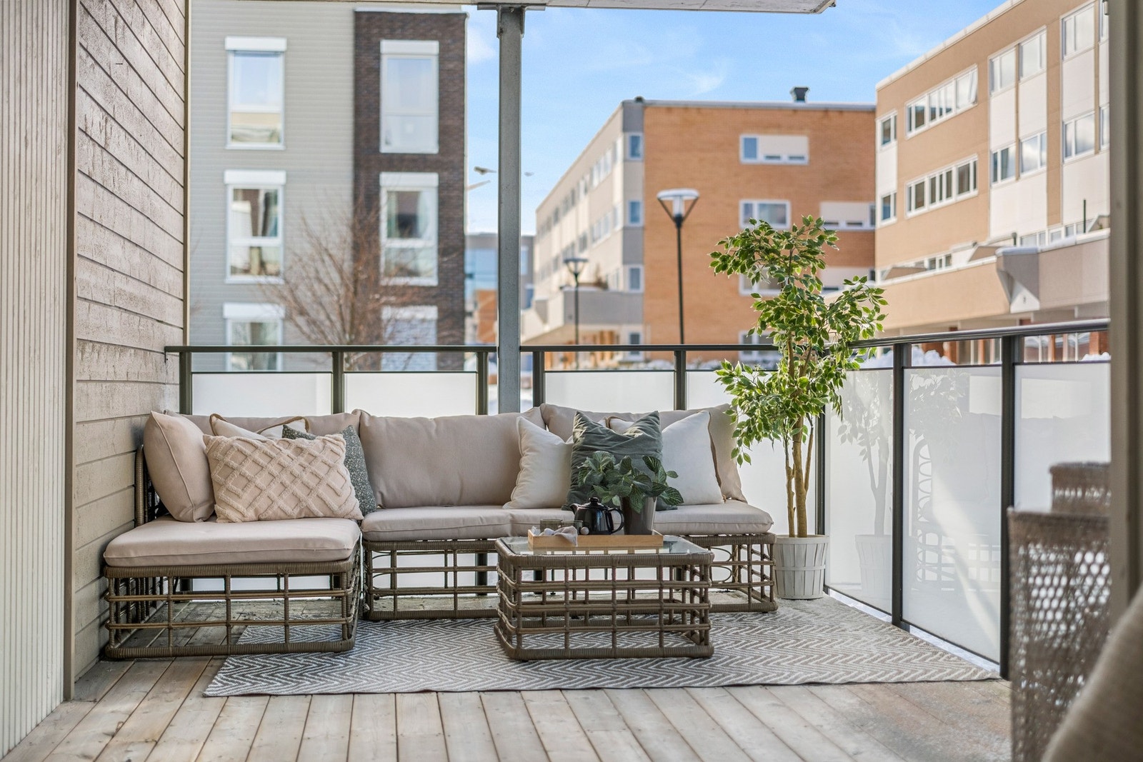 Fra leiligheten er det kort vei til Valentinlyst senter med sine fasiliteter. I tillegg er det kort vei til bussholdeplass med hyppige avganger. Galleribilde