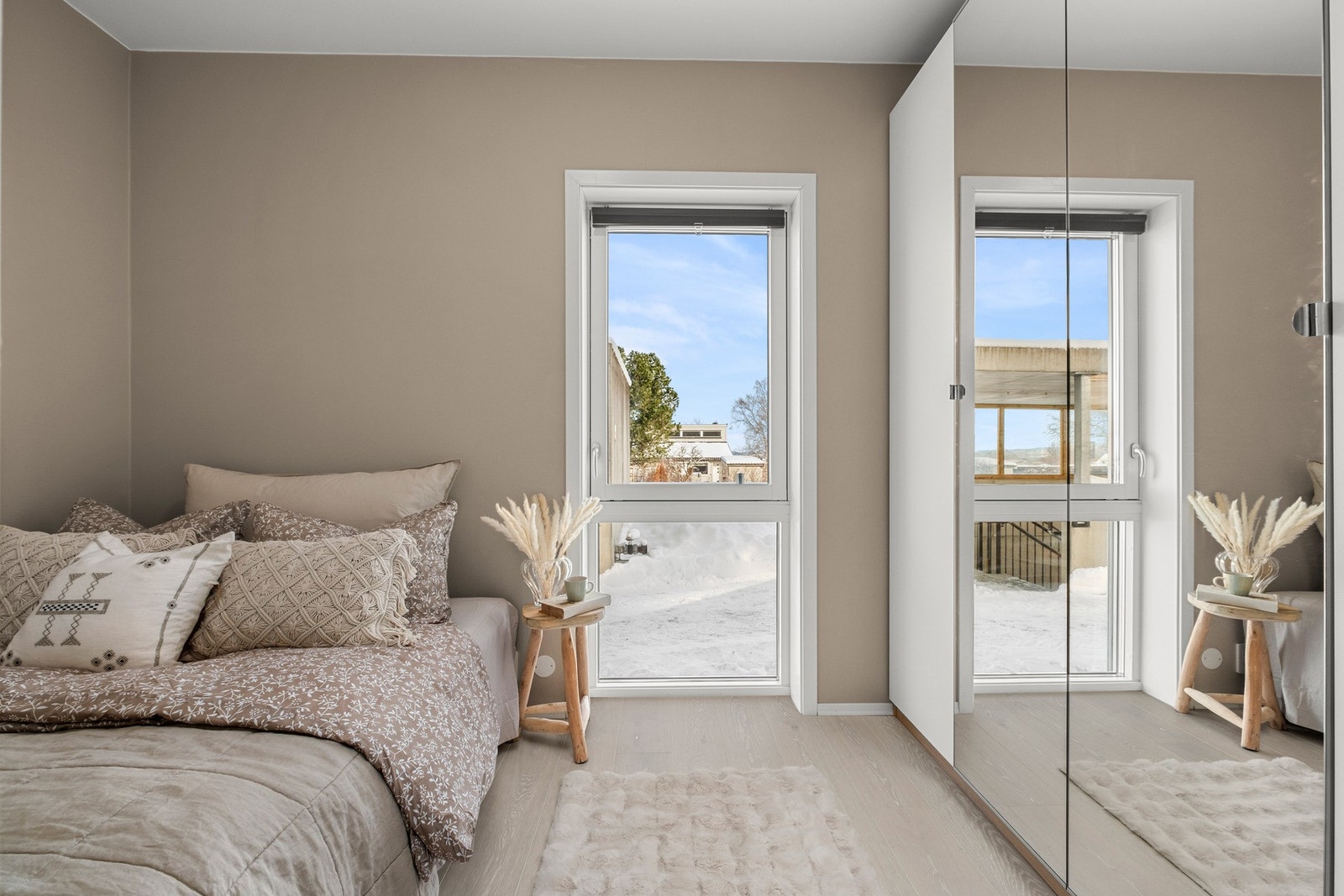 Romslig garderobeløsning på soverommet. Galleribilde