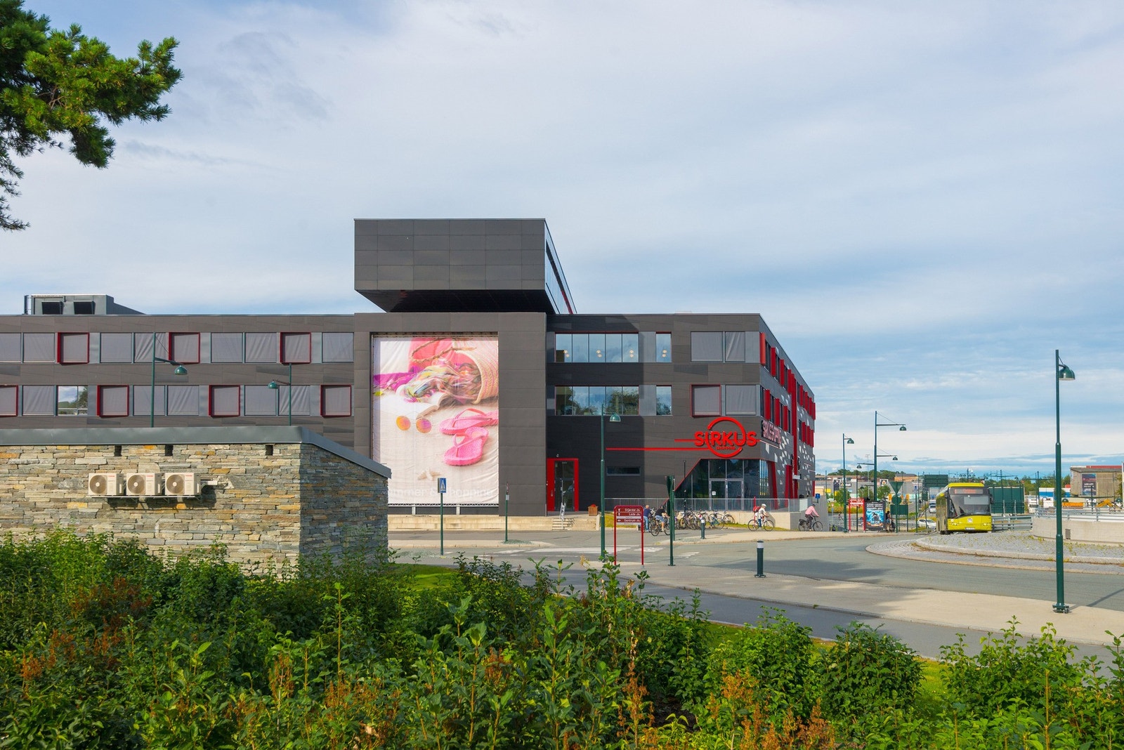 Kort vei til Sirkus Shopping med shoppingsenter, restauranter, hyppige bussavganger og Leangen togstasjon. Galleribilde