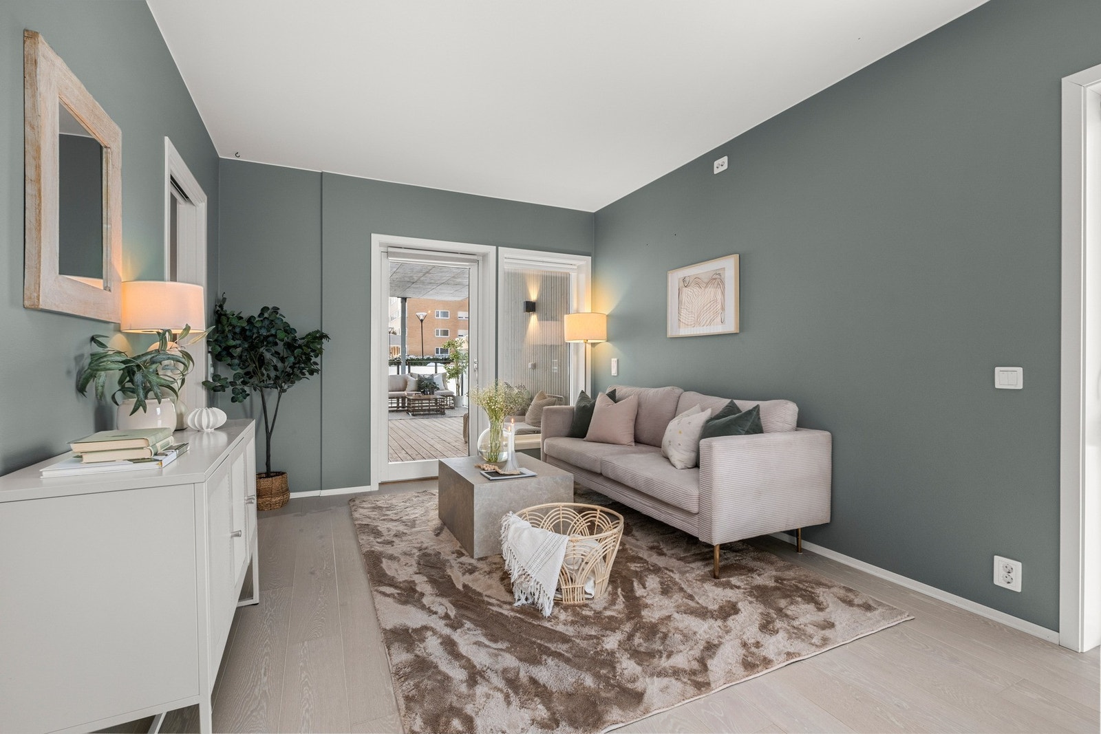 God plass til ønsket sofagruppe og tilhørende møblement. Galleribilde