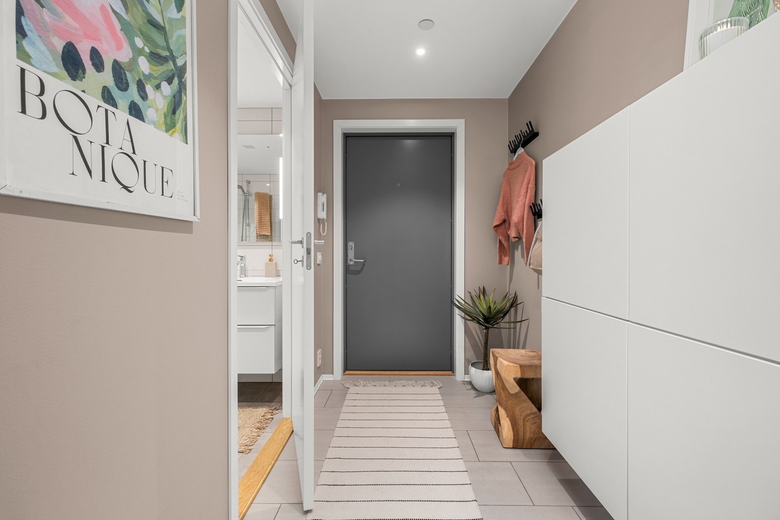 Velkommen inn! Her er det plass til å henge fra seg klær og sko. Det finnes også en bod i kjelleren. Galleribilde