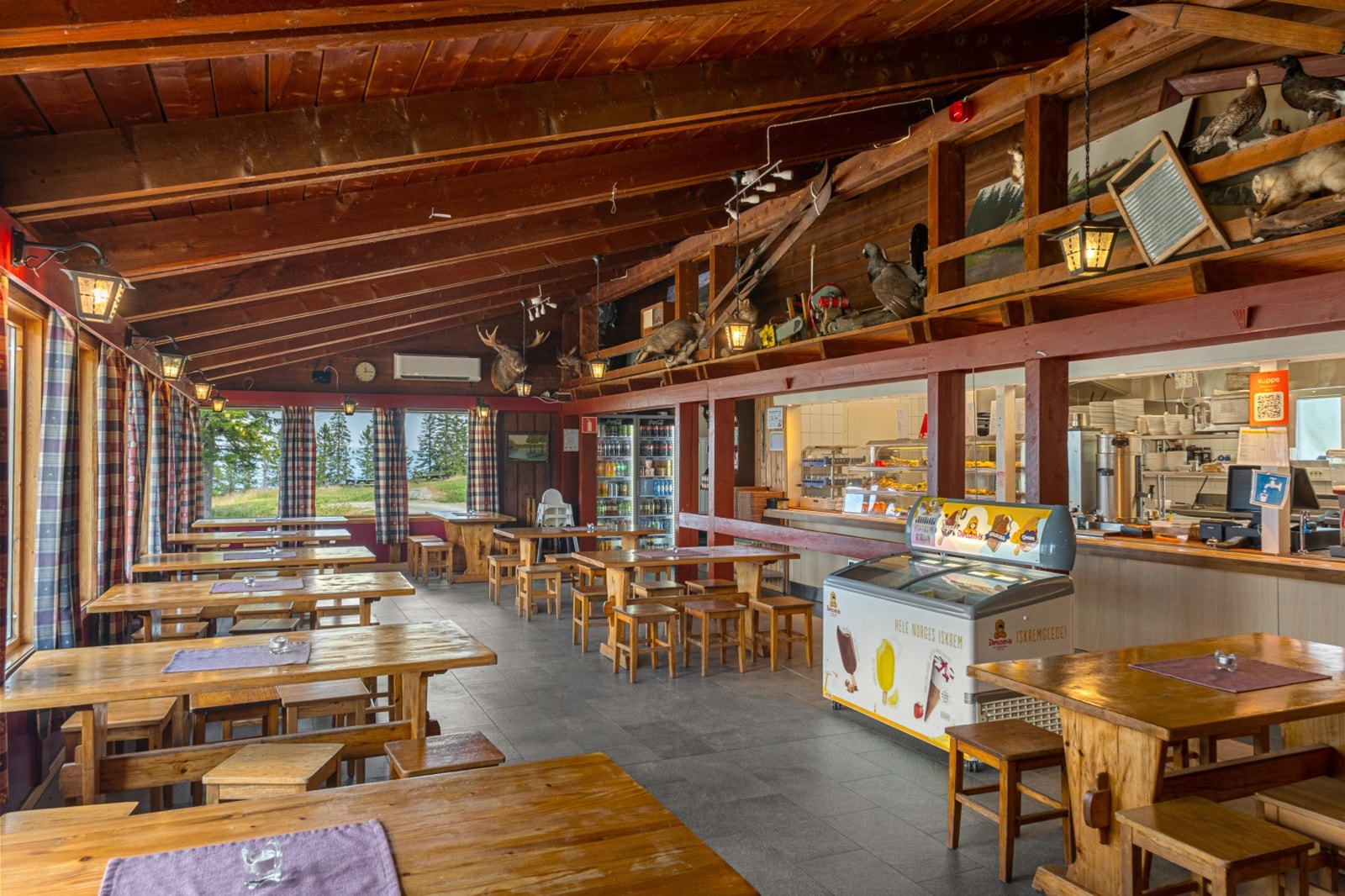 Koselige Estenstadhytta. Her kan man rusle opp og ta middagen hvis ønskelig. Galleribilde