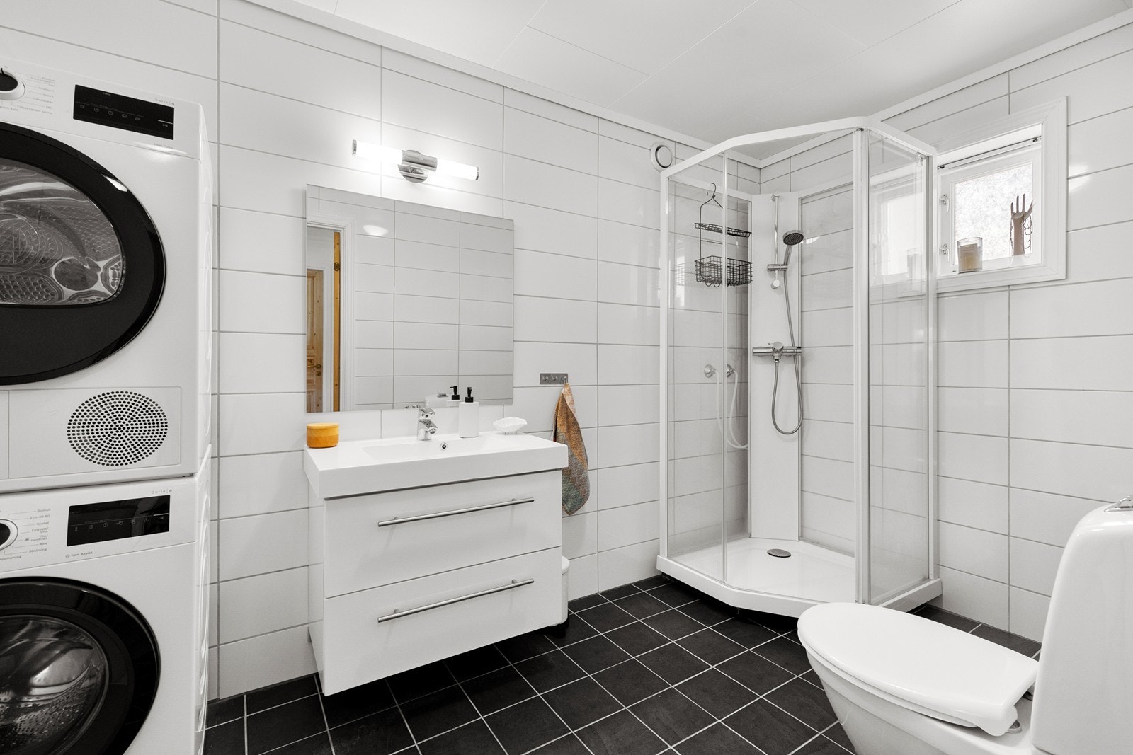 Pent flislagt bad/ vaskerom Galleribilde