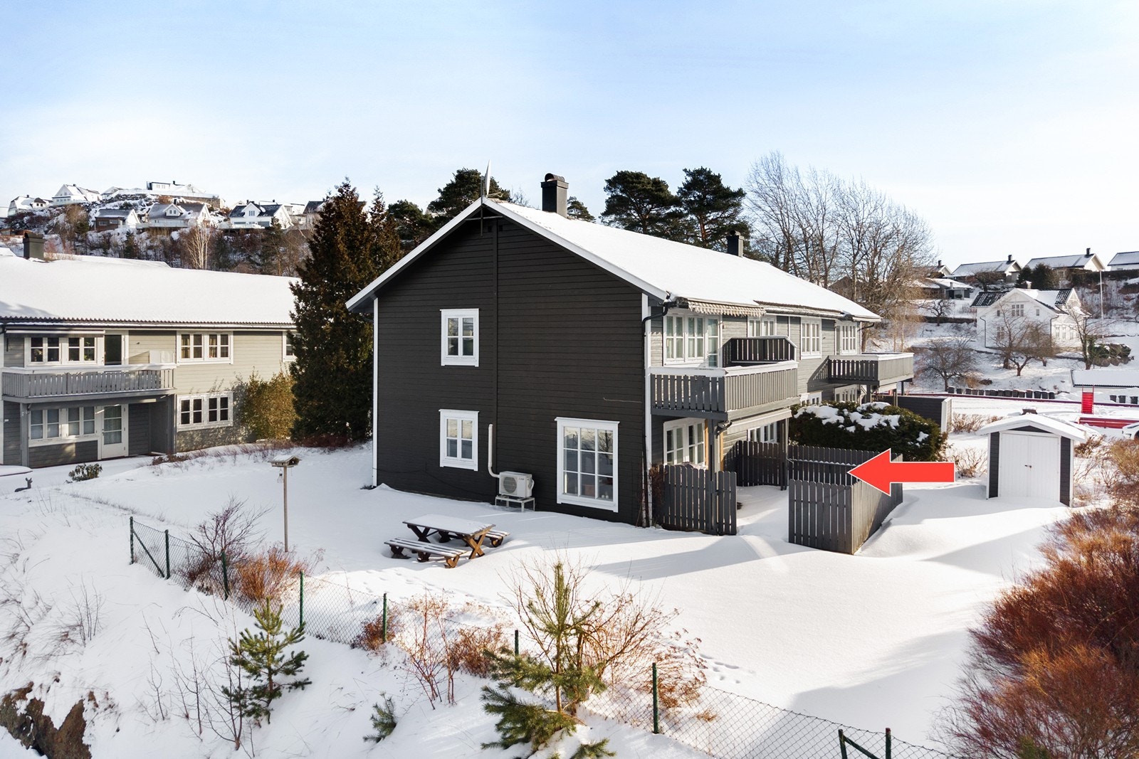 Populære Engehaven ligger rett før Krøgenes med gåavstand til Krøgenes handelspark hvor det er flere dagligvarebutikker, treningssenter, blomsterhall, bilverksted, bilvask, legesenter, tannlege, bakeri, apotek m.m. Galleribilde
