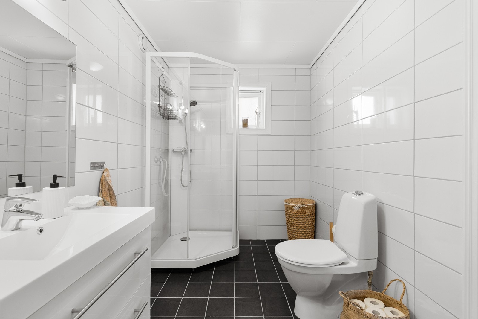 Romslig bad/ vaskerom Galleribilde