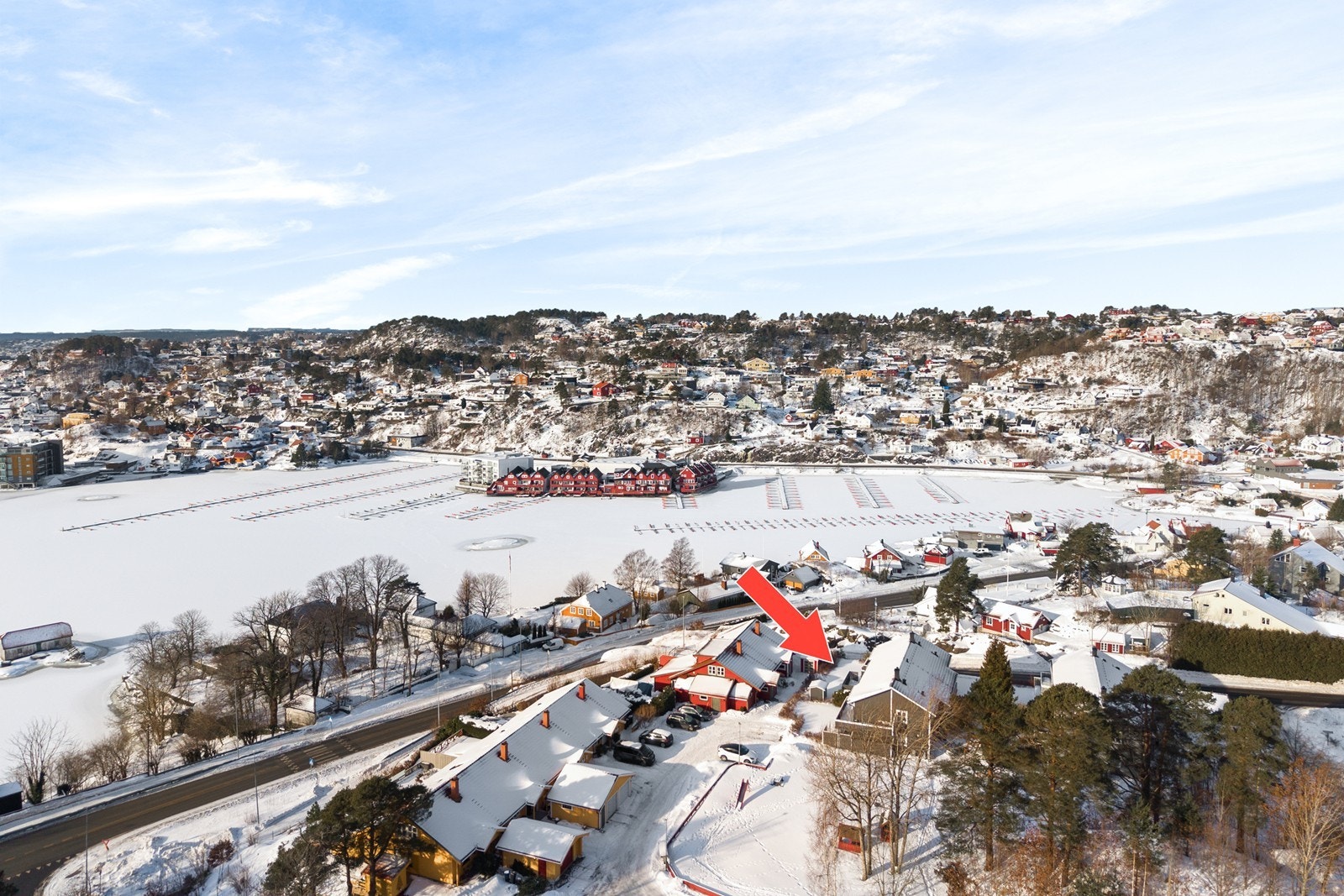Løkholmen, Arendals nye badeplass ligger også i gåavstand, samt lysløype med tilknytning til løypenettet til både Saltrød og Birkenlund. Grei skolevei til Birkenlund skole med SFO. Engehaven barnehage ligger på feltet. Galleribilde