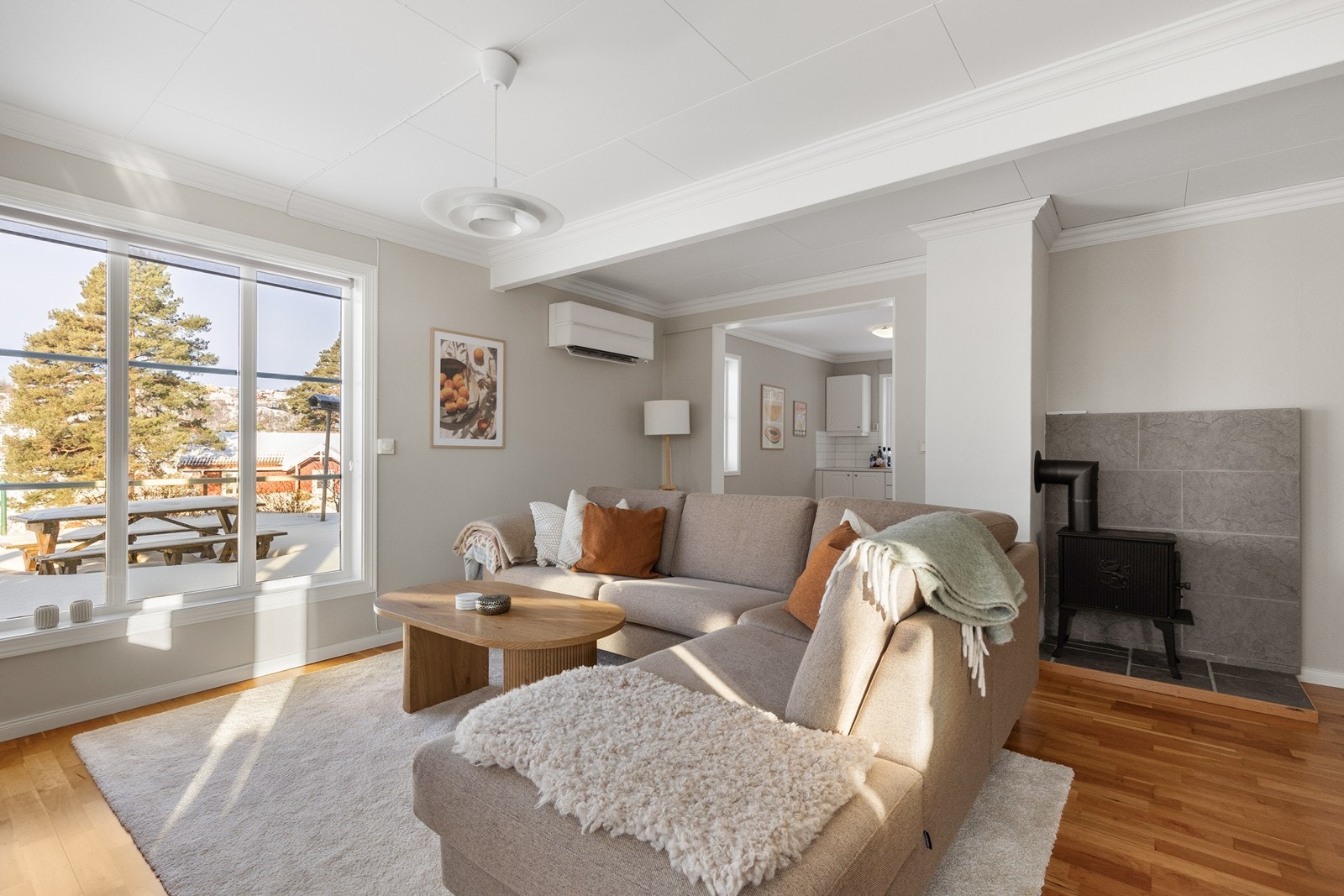 I leiligheten er det både varmepumpe og vedovn Galleribilde