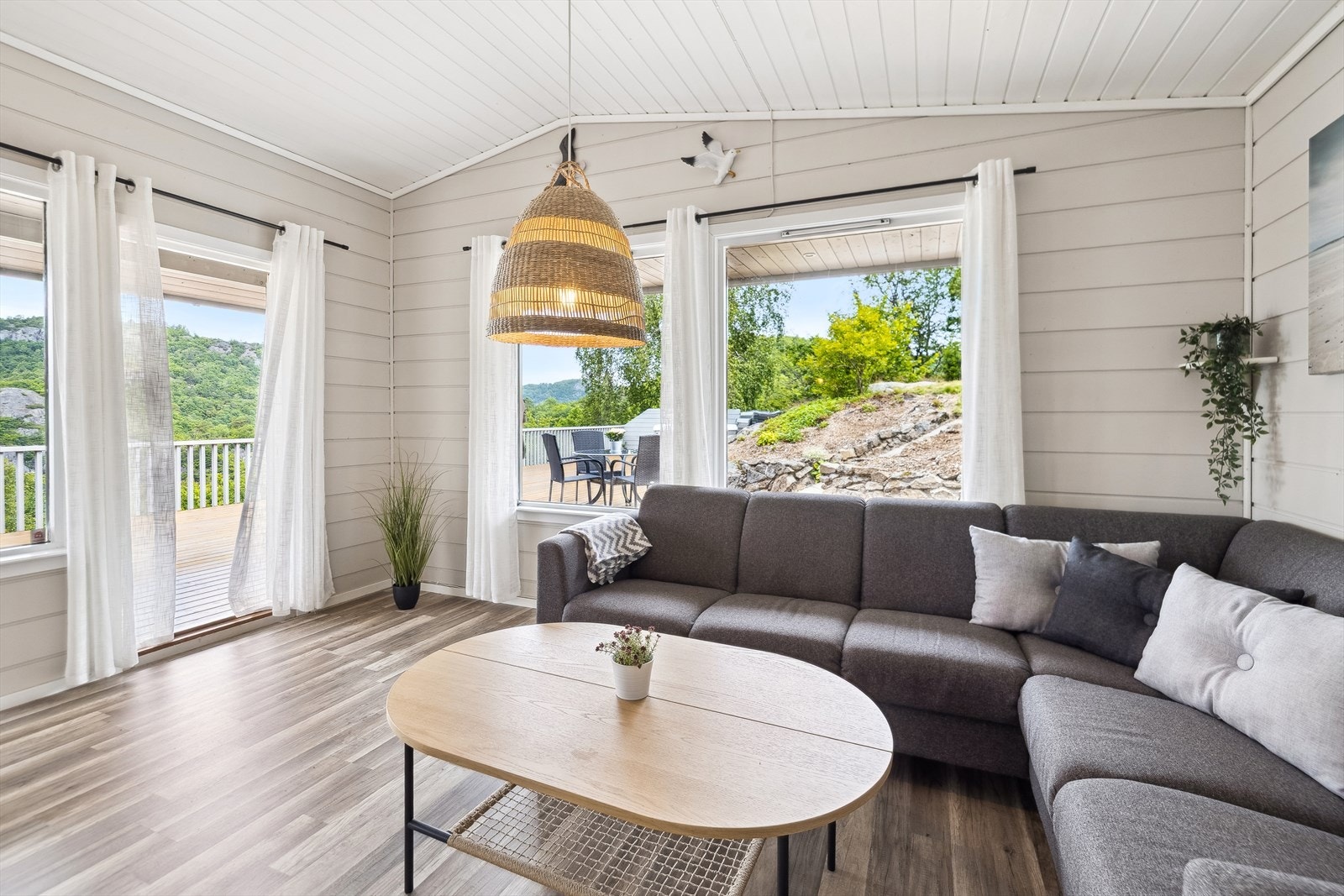 Fra en lys og trivelig stue er det utgang til terrassen. Galleribilde