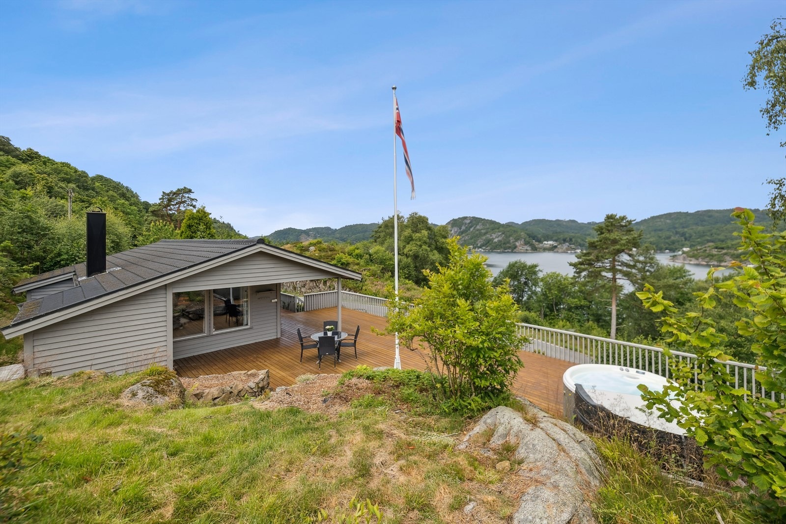 Fin beliggenhet med utsikt over fjorden. Galleribilde