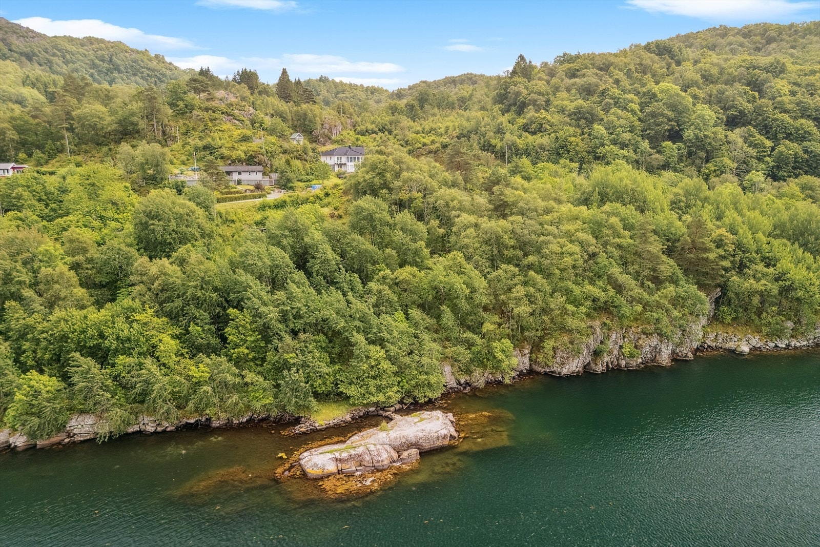 Fra eiendommen er det kort avstand ned til sjøen med bademulighet. Galleribilde