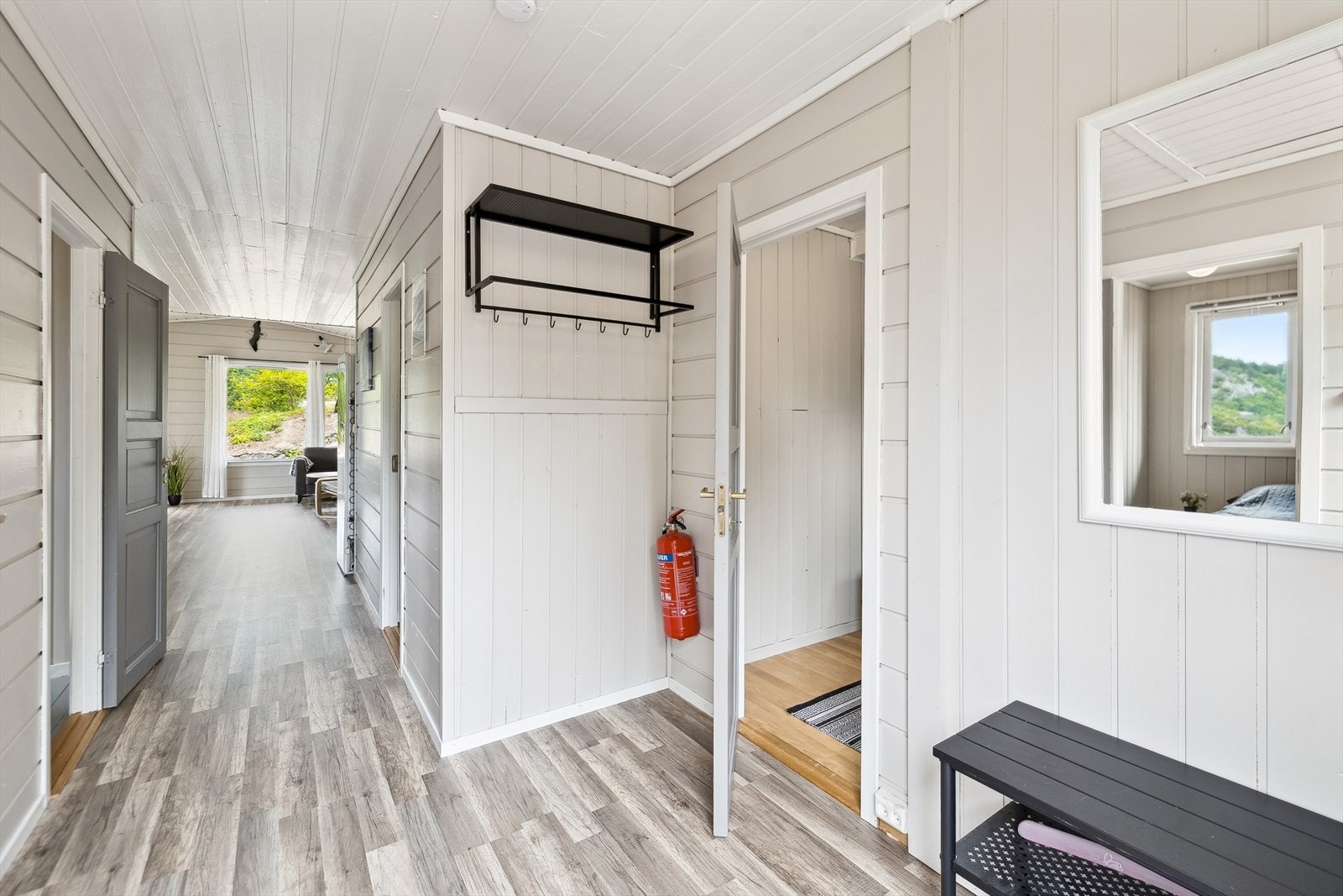 Hytta er gjennomgående pent innredet i lyse fargetoner. Galleribilde