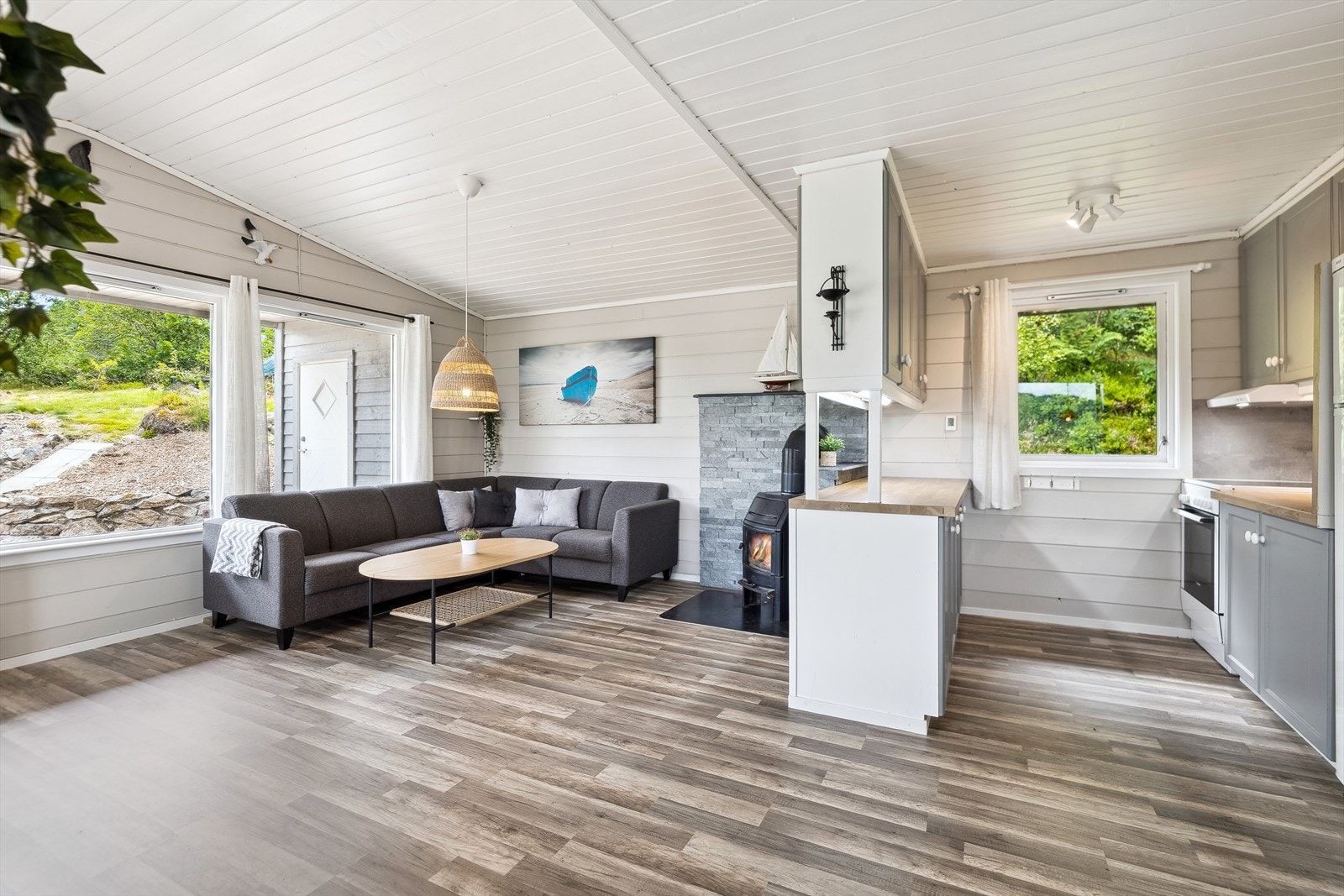 Åpen, men naturlig avgrenset kjøkken med oppmalt innredning. Galleribilde