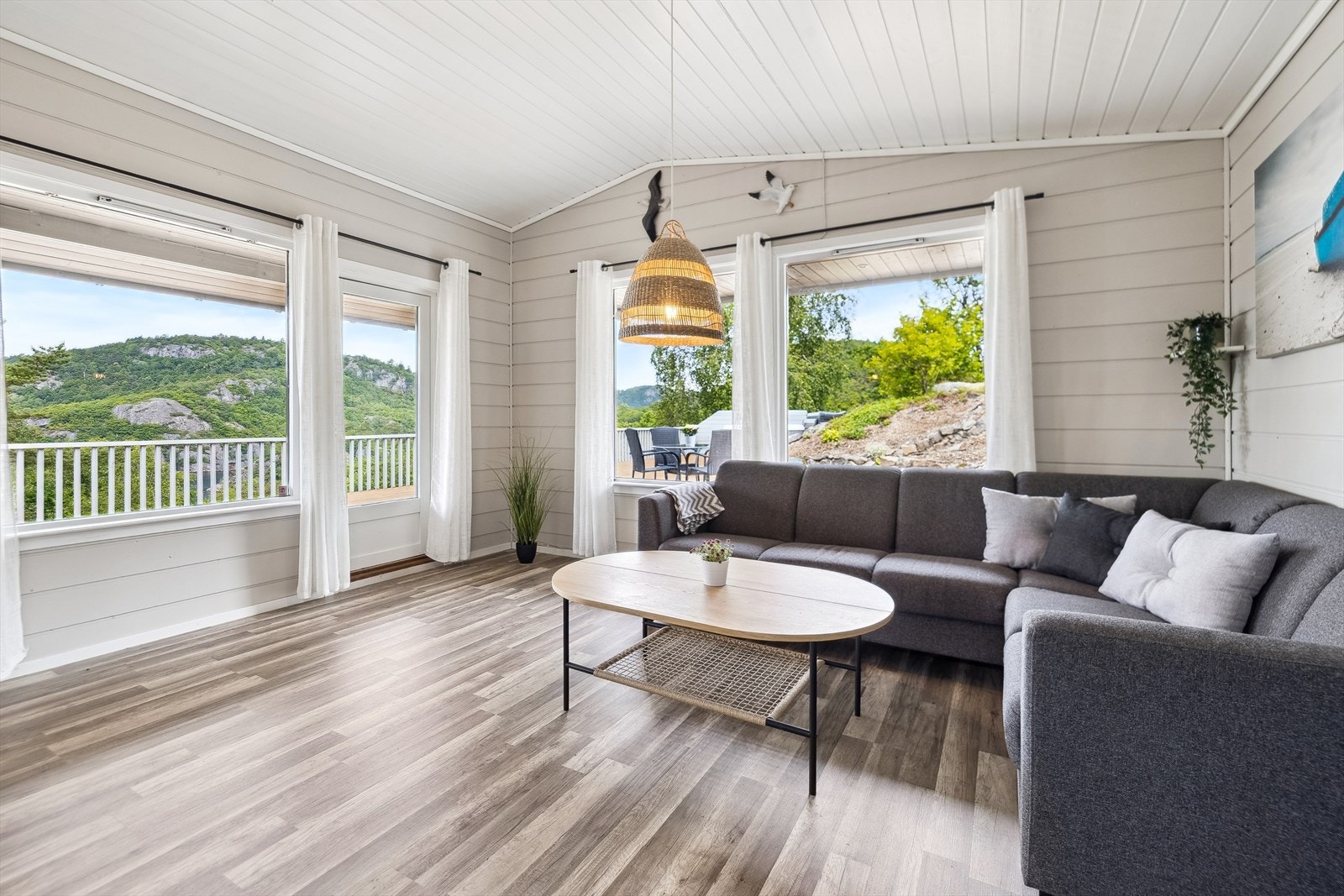 Lys stue med store vinduer og utsikt. Galleribilde