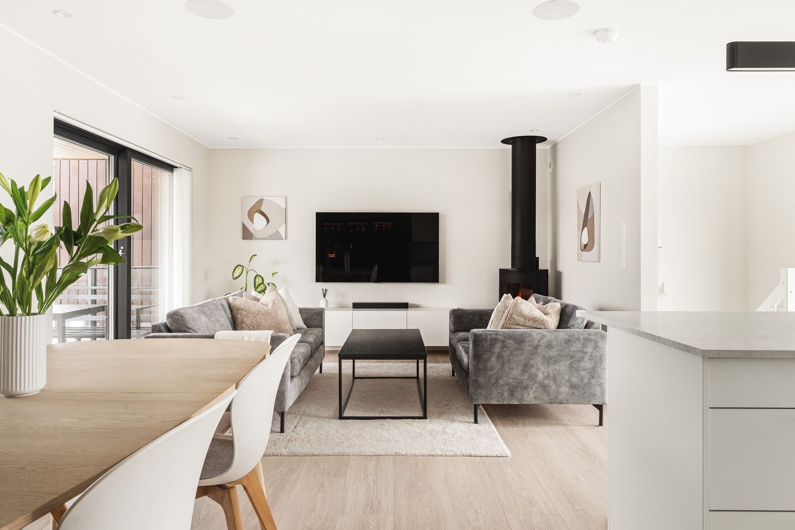 Vi starter med boligens naturlige samlingspunkt. Åpen og sosial løsning mellom stue og kjøkken på 41,8 kvm. Galleribilde