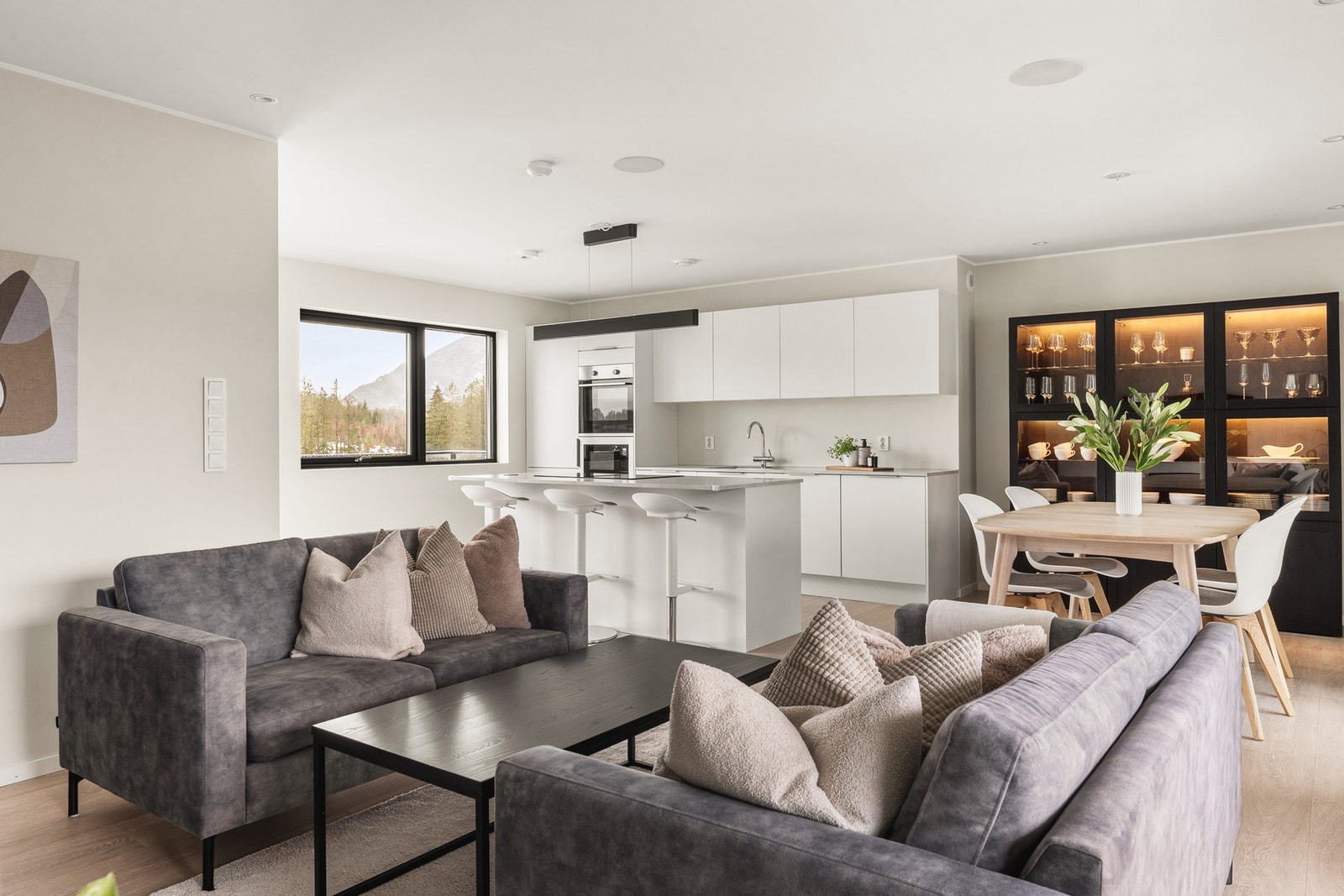 Her er det rom for både sofagruppe, TV-løsning og annet ønsket møblement. Galleribilde