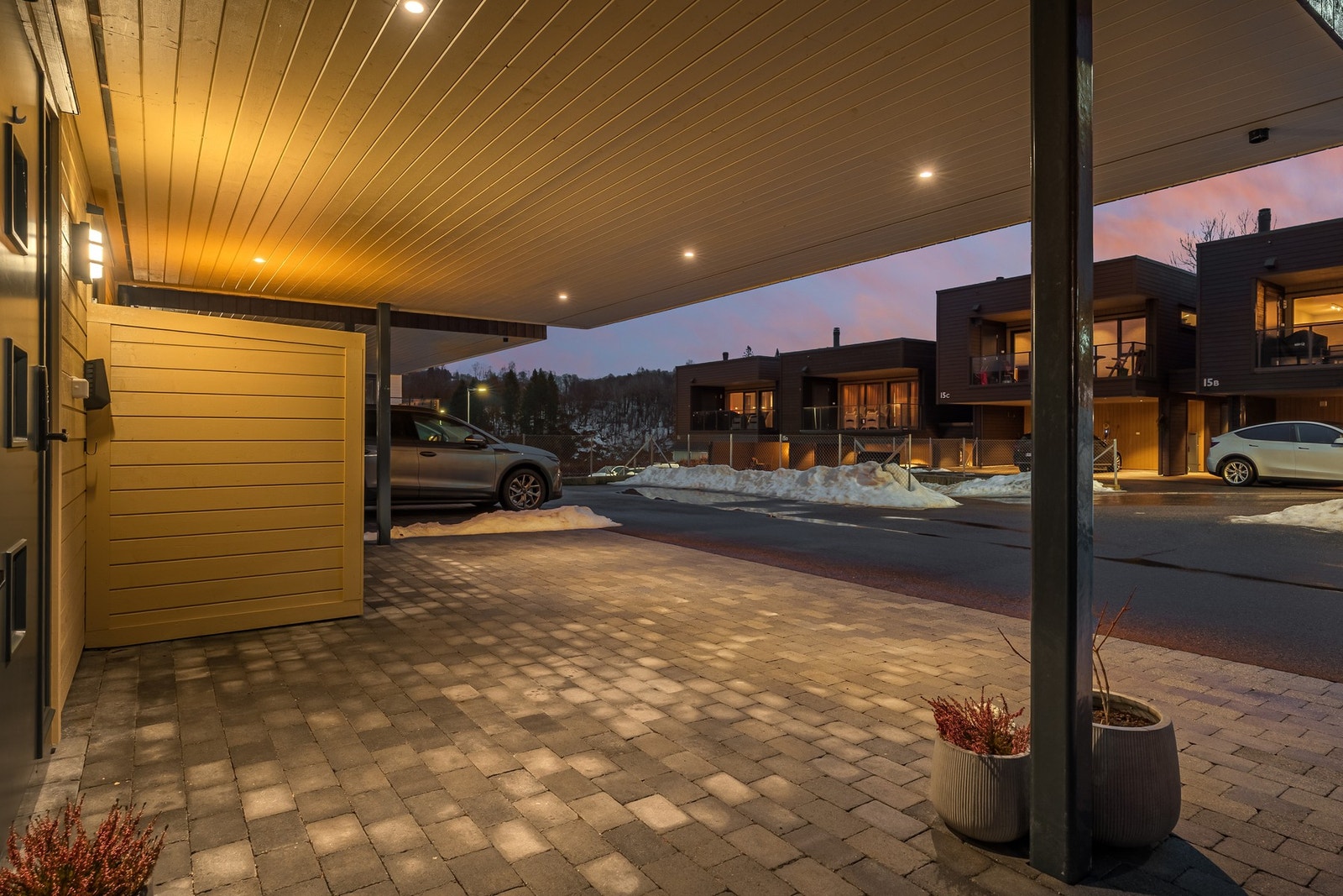 På eiendommen er har du egen carport med plass til 2 stk biler. Galleribilde