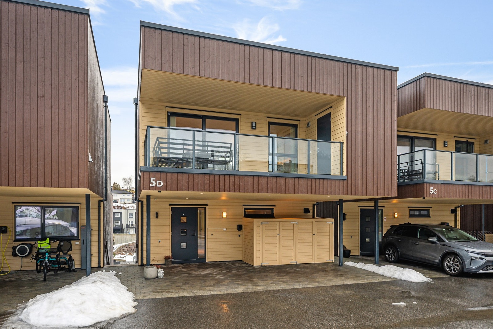 Ytterdøren har smartlås Yale Doorman. Galleribilde