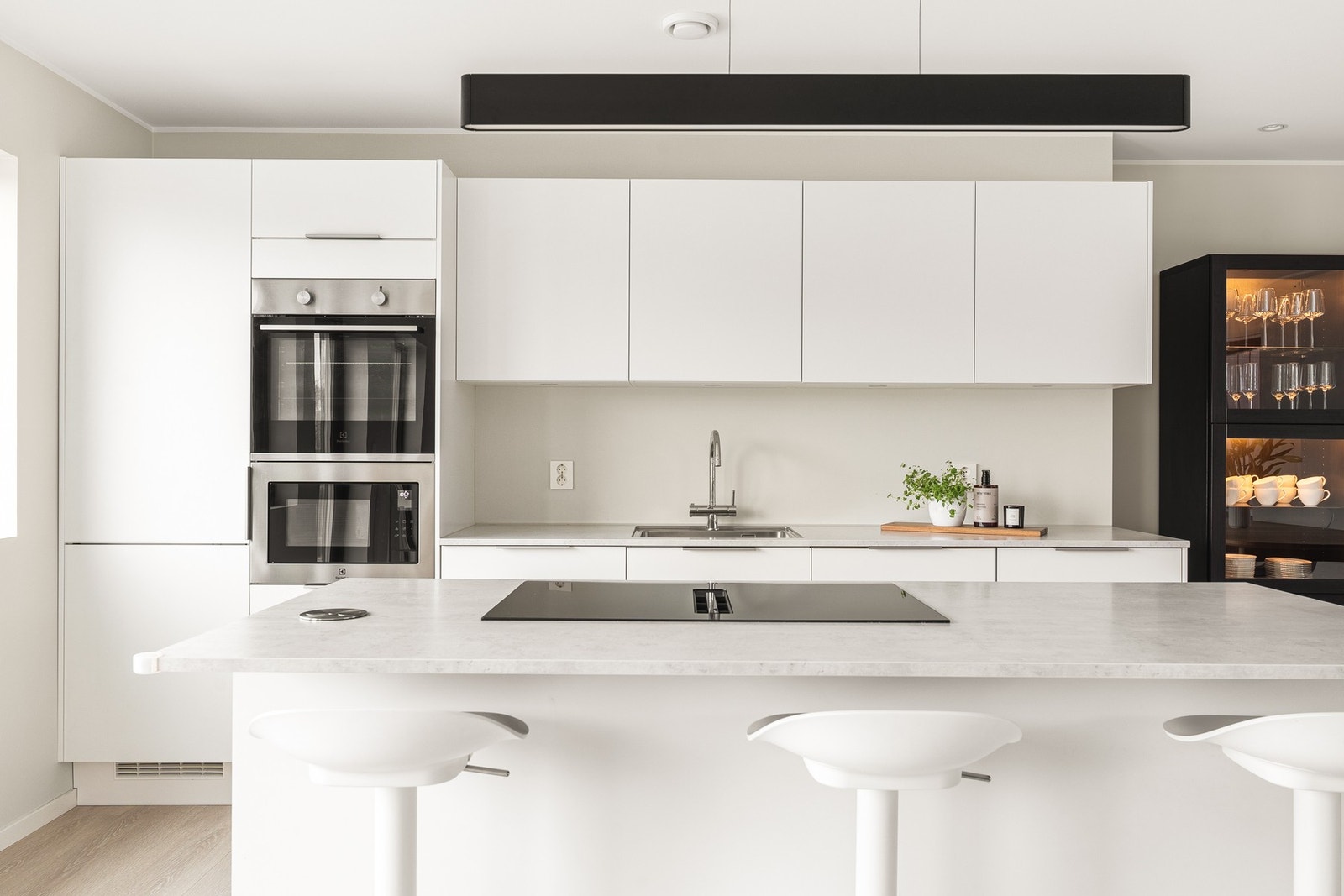 Kjøkkenet er levert av Sigdal, har slette fronter og laminat benkeplate. Kjøkkenet har et moderne og tidløst design. Galleribilde