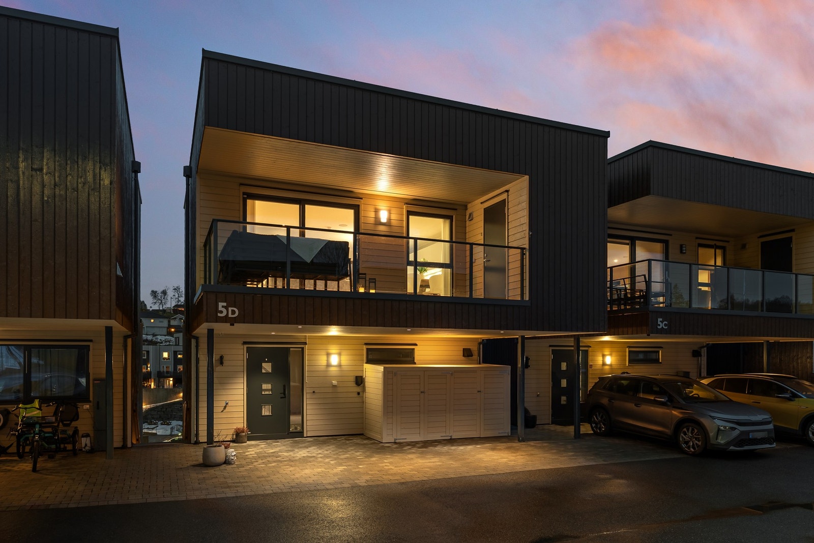 Her bor du med sentral og attraktiv beliggenhet på vakre Os! Galleribilde