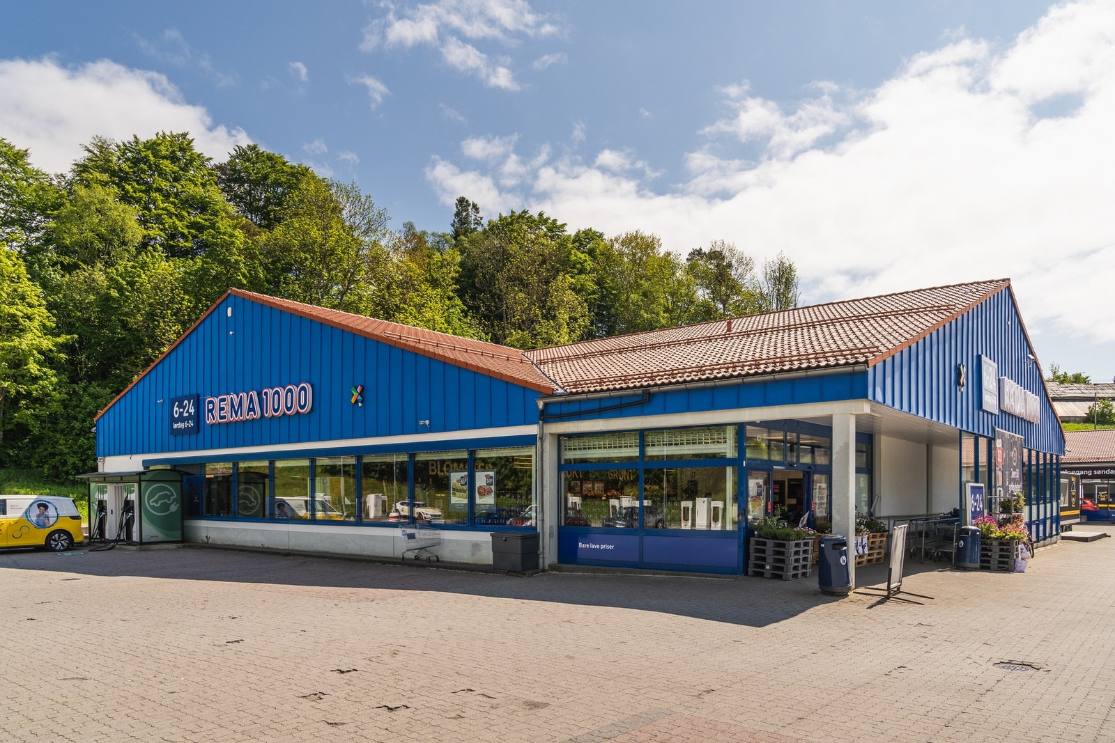 Du har flere dagligvarebutikker kun en kort kjøretur unna. Galleribilde