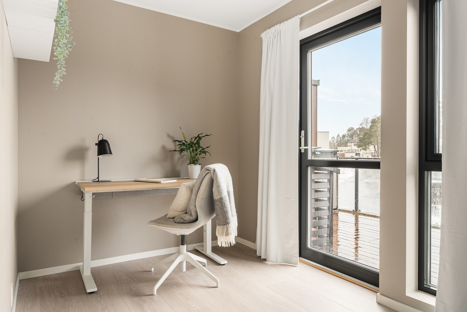 Soverommene har gode vindusflater som slipper inn mye naturlig lys. Galleribilde