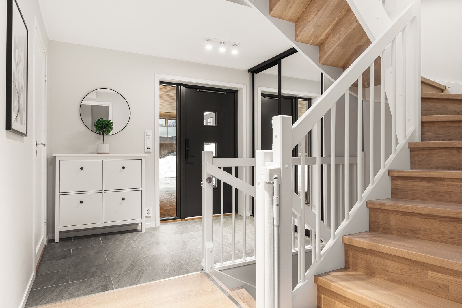 Her ønskes du velkommen hjem av en romslig og innbydende entré med skyvedørsgarderobe for oppbevaring av yttertøy. Galleribilde