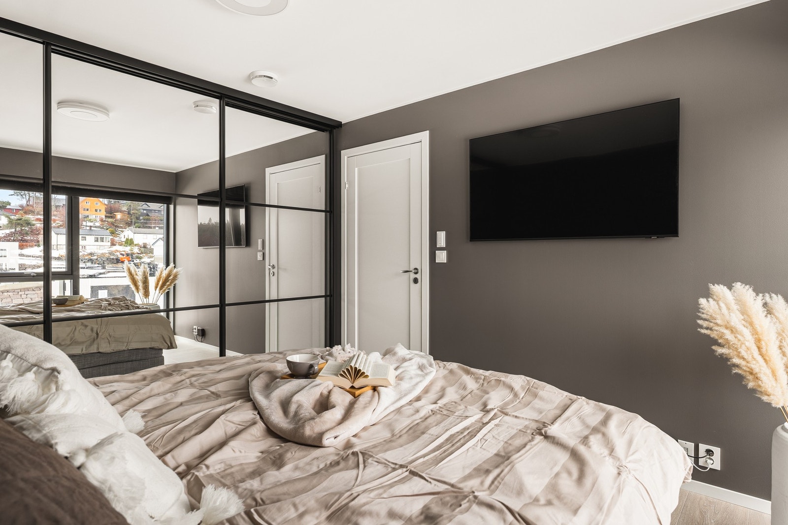 Hovedsoverommet har en skyvedørsgarderobe med speil. Galleribilde