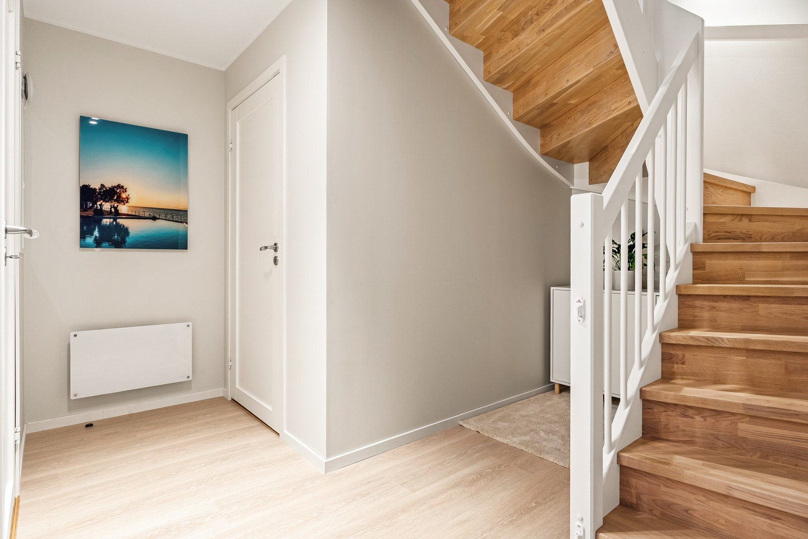 Ved trappen har du en bod /teknisk rom med fordelerskap og varmtvannstank. Galleribilde