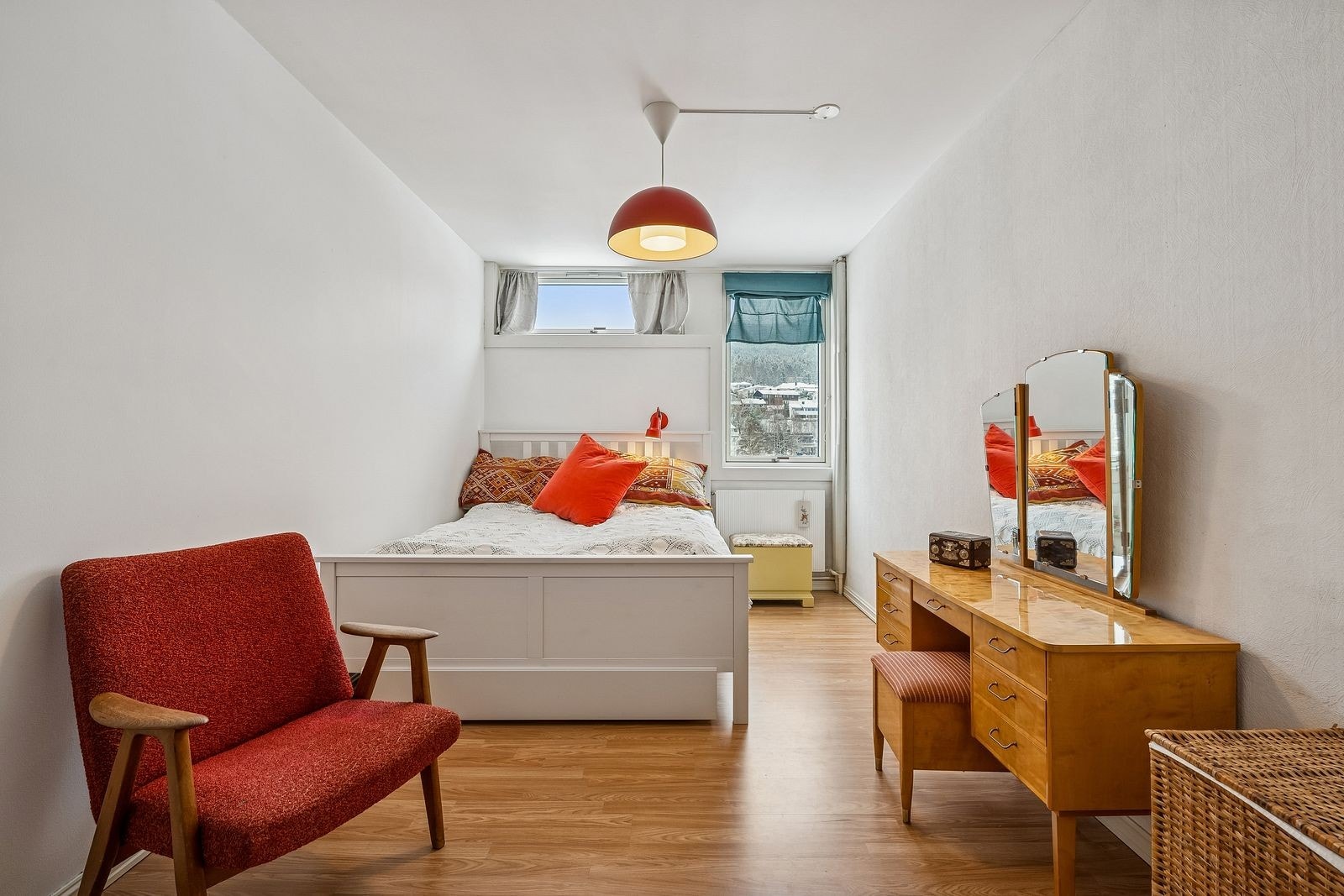 Rolig soverom med behagelig innemiljø og utsikt mot nærområdet. Galleribilde