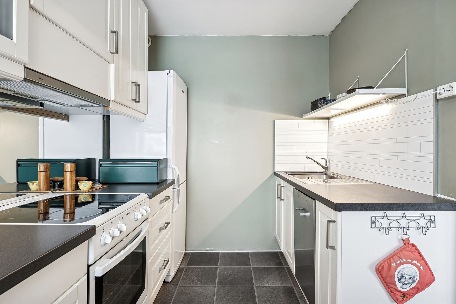 Funksjonelt kjøkken med rikelig skapplass og arbeidsflater. Galleribilde