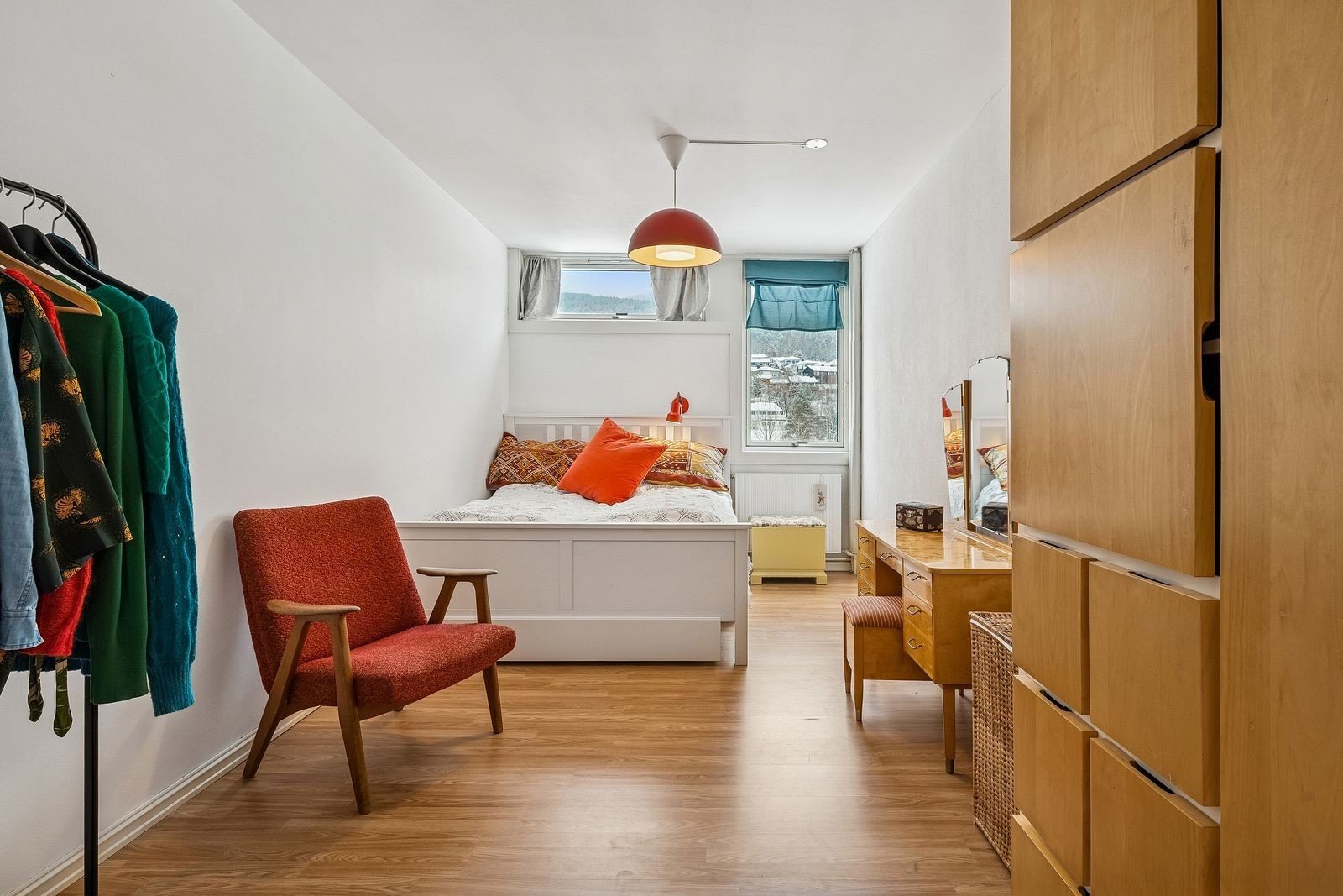 Hovedsoverom med gode lysforhold og plass til seng og garderobe. Galleribilde