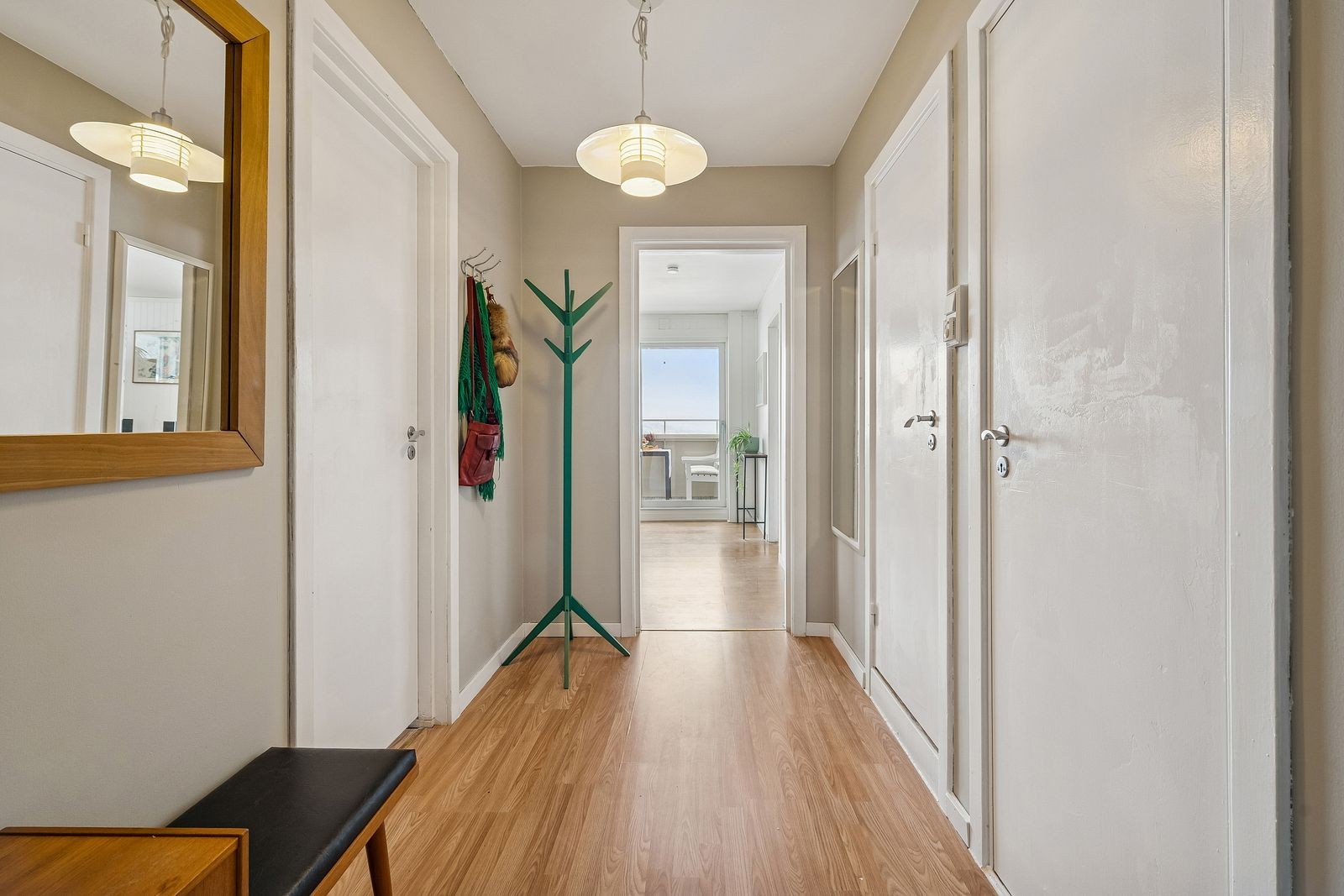 Romslig inngang som gir en god førsteopplevelse av boligen samt enkel oppbevaring. Galleribilde
