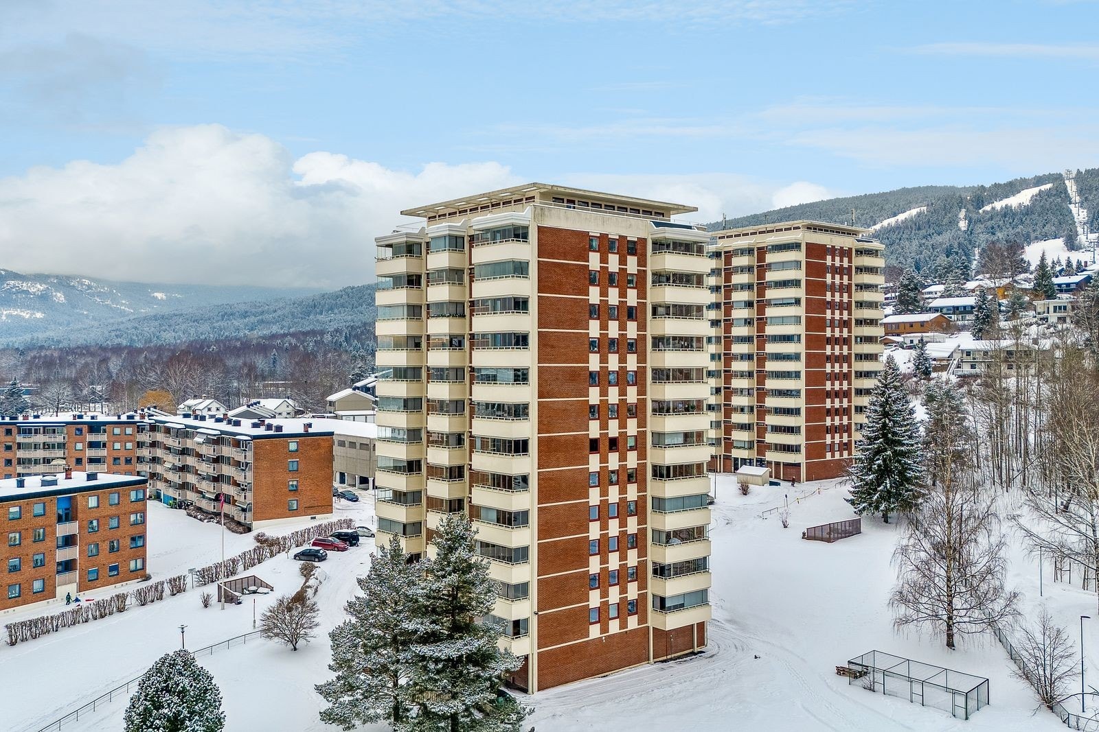 Gangavstand til alpinanlegg og sommeraktiviteter som klatrepark og utforsykling. Galleribilde