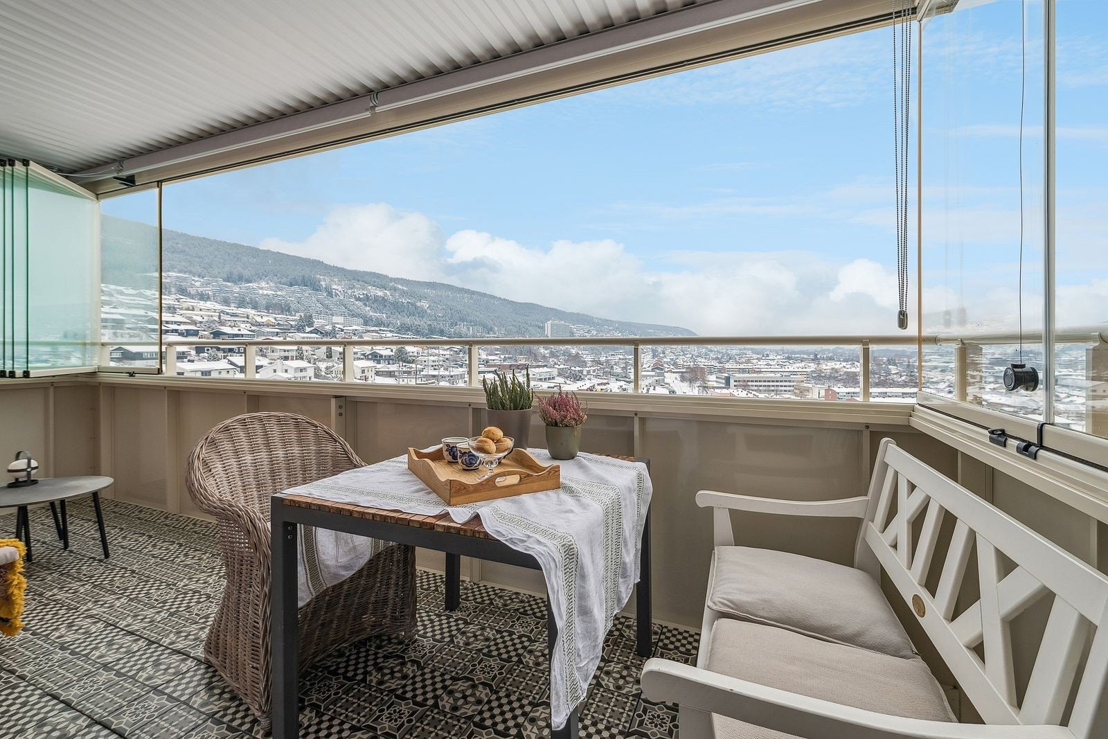 Romslig innglasset balkong med solrike formiddager og flott utsikt. Galleribilde