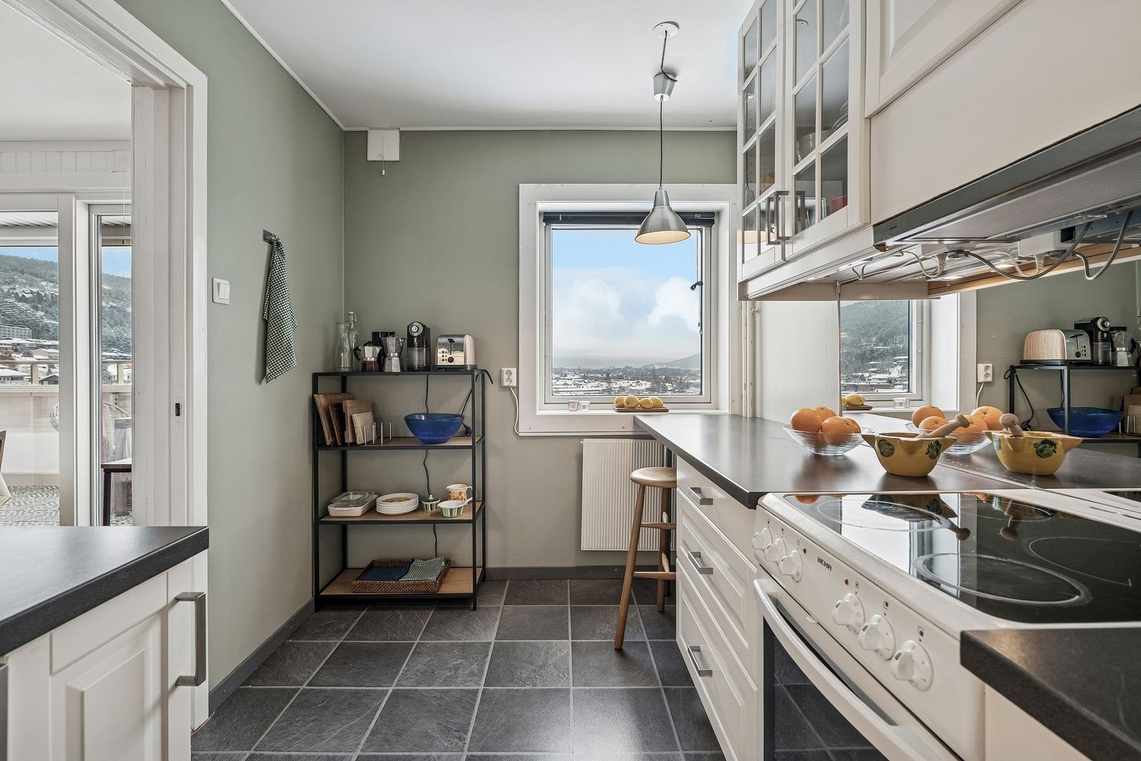 Kjøkkenet har god planløsning for matlaging og sosialt samvær. Galleribilde