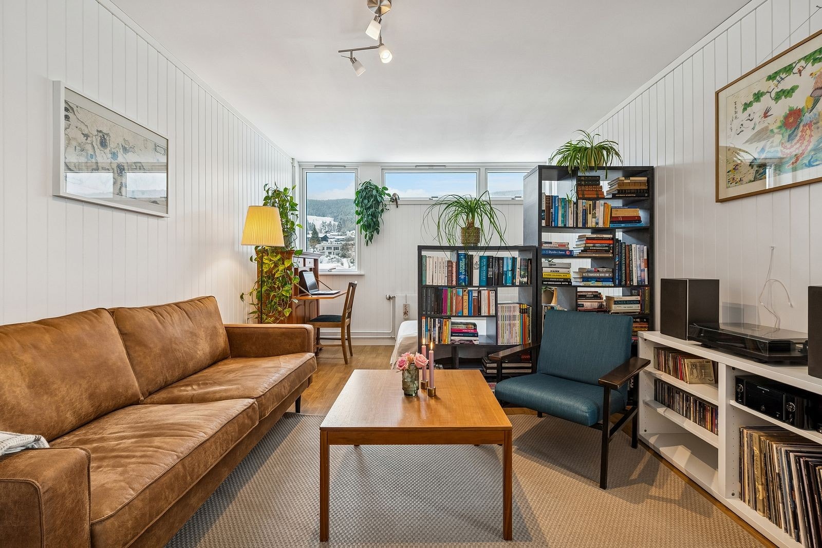 Romslig stue som gir mulighet for gjester eller hjemmekontor. Galleribilde