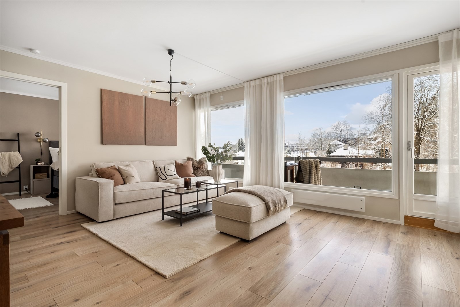 Camilla Bjerke Olsen i Nordvik ønsker velkommen til St. Edmunds vei 39C! Foto: Natalie Harila Galleribilde