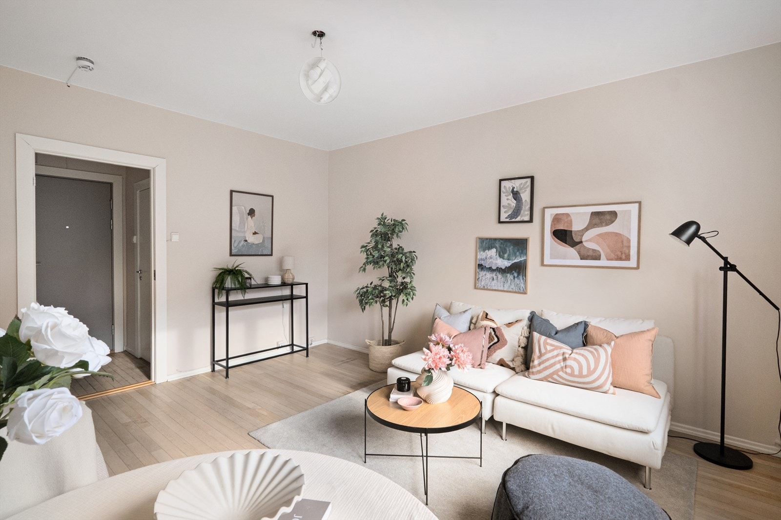 Flere tilsvarende leiligheter har flyttet kjøkkenet ut i stue for å etablere et soverom. Galleribilde