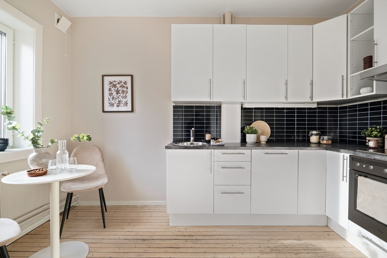 Leiligheten har kjøkken i eget rom med plass til spisebord. Galleribilde