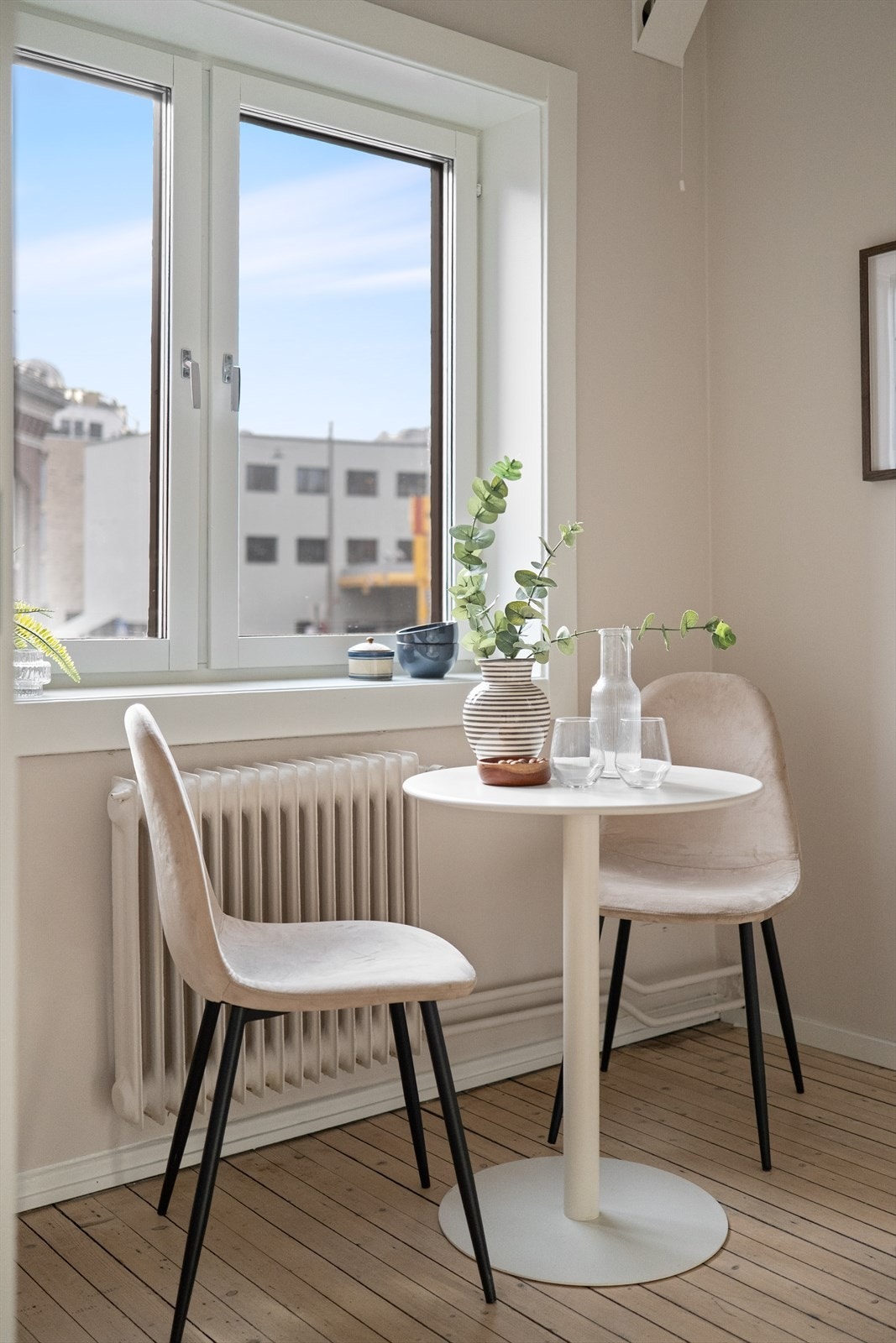 Spisebord ved kjøkkenet. Galleribilde