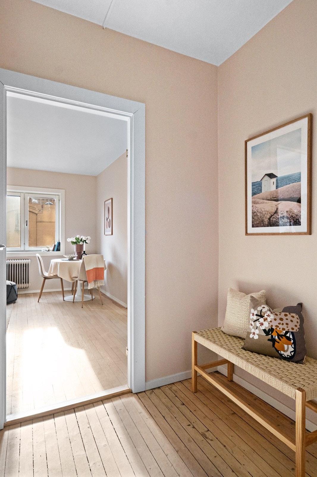 Entré med plass til et garderobeskap. Galleribilde