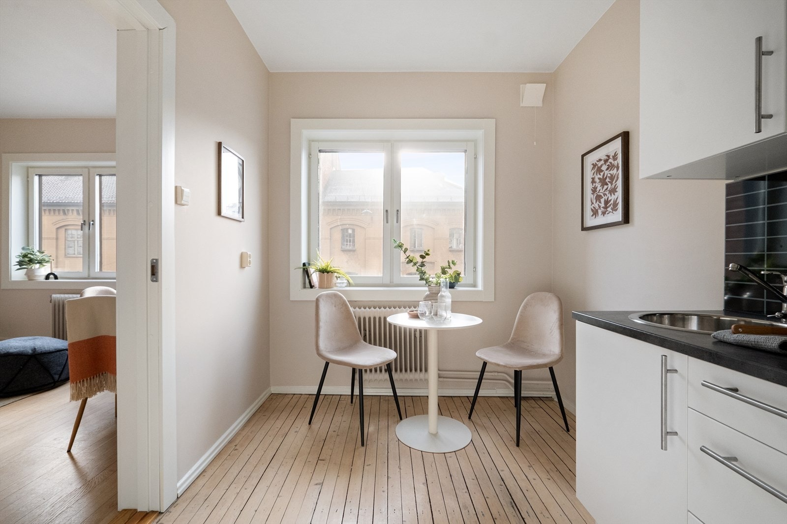 Plass til et lite spisebord ved kjøkkenet. Galleribilde