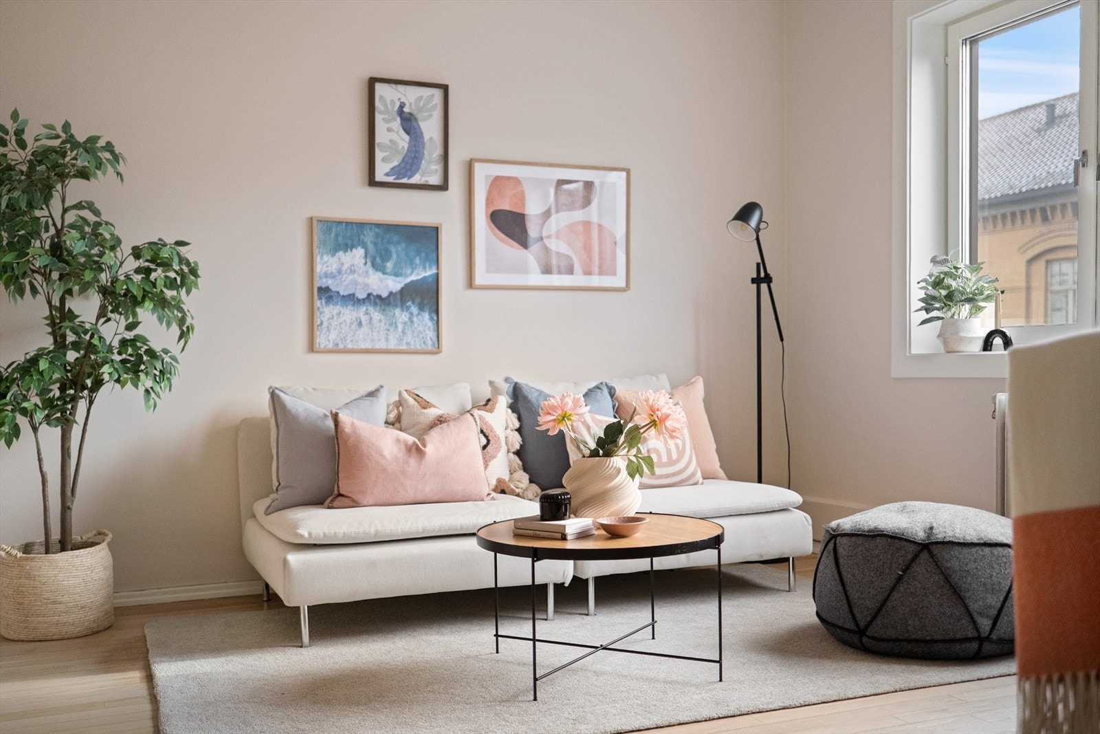 Plass til sofaseksjon med tilhørende møblement. Galleribilde