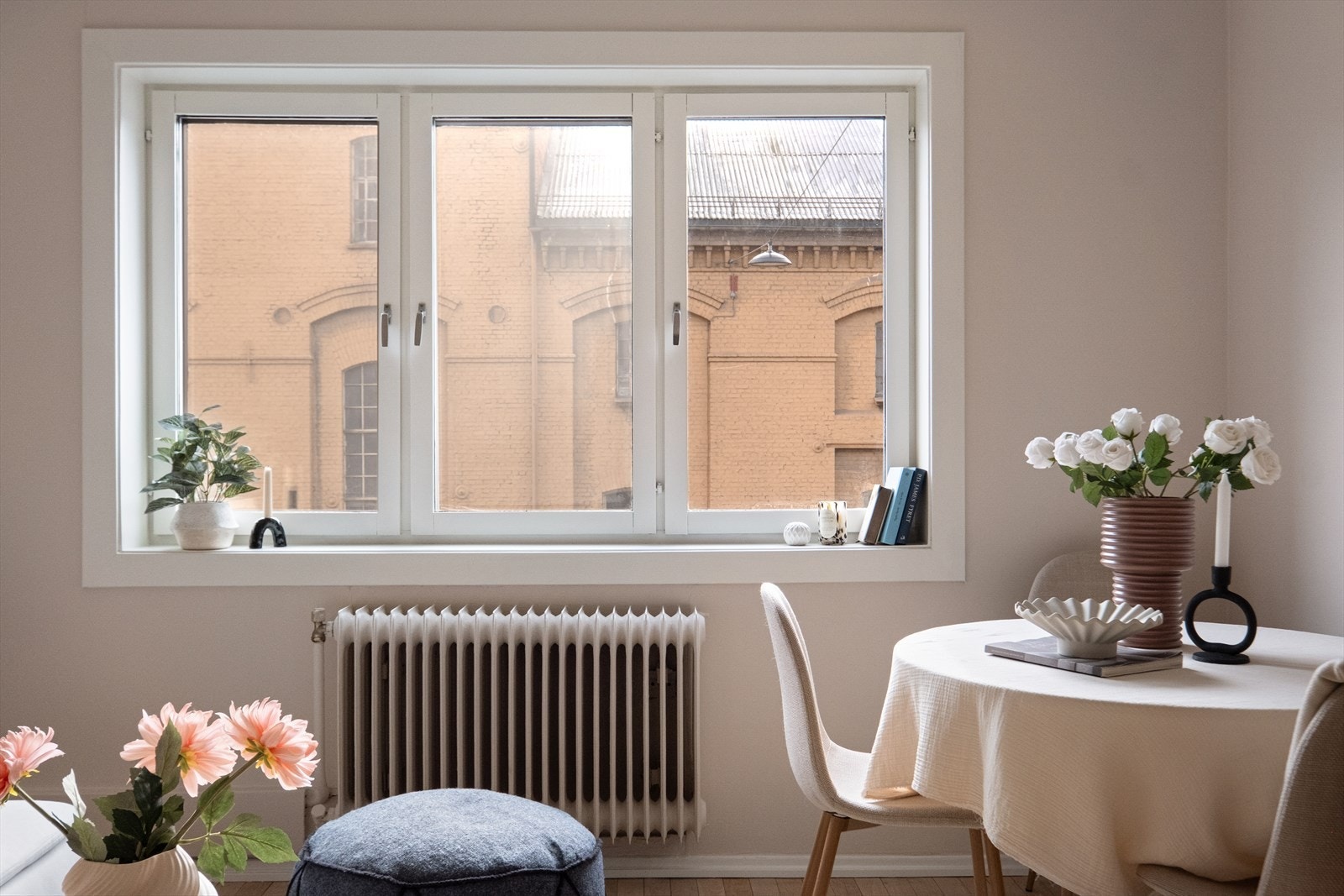 Store vindusflater sikrer gode lysforhold. Galleribilde