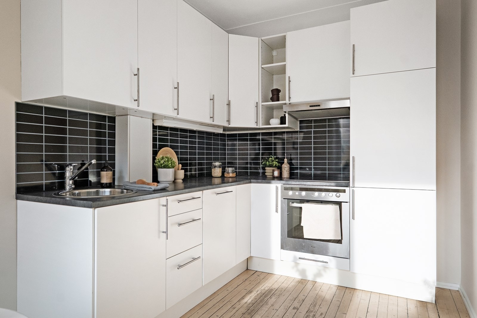 Foliert glatt innredning, soft close på skuffer, armatur, laminat benkeplate med nedfelt stålkum og keramisk topp, integrert komfyr,
oppvaskmaskin, kjøl/frys. Det er kjøkkenventilator med kullfilter. Galleribilde