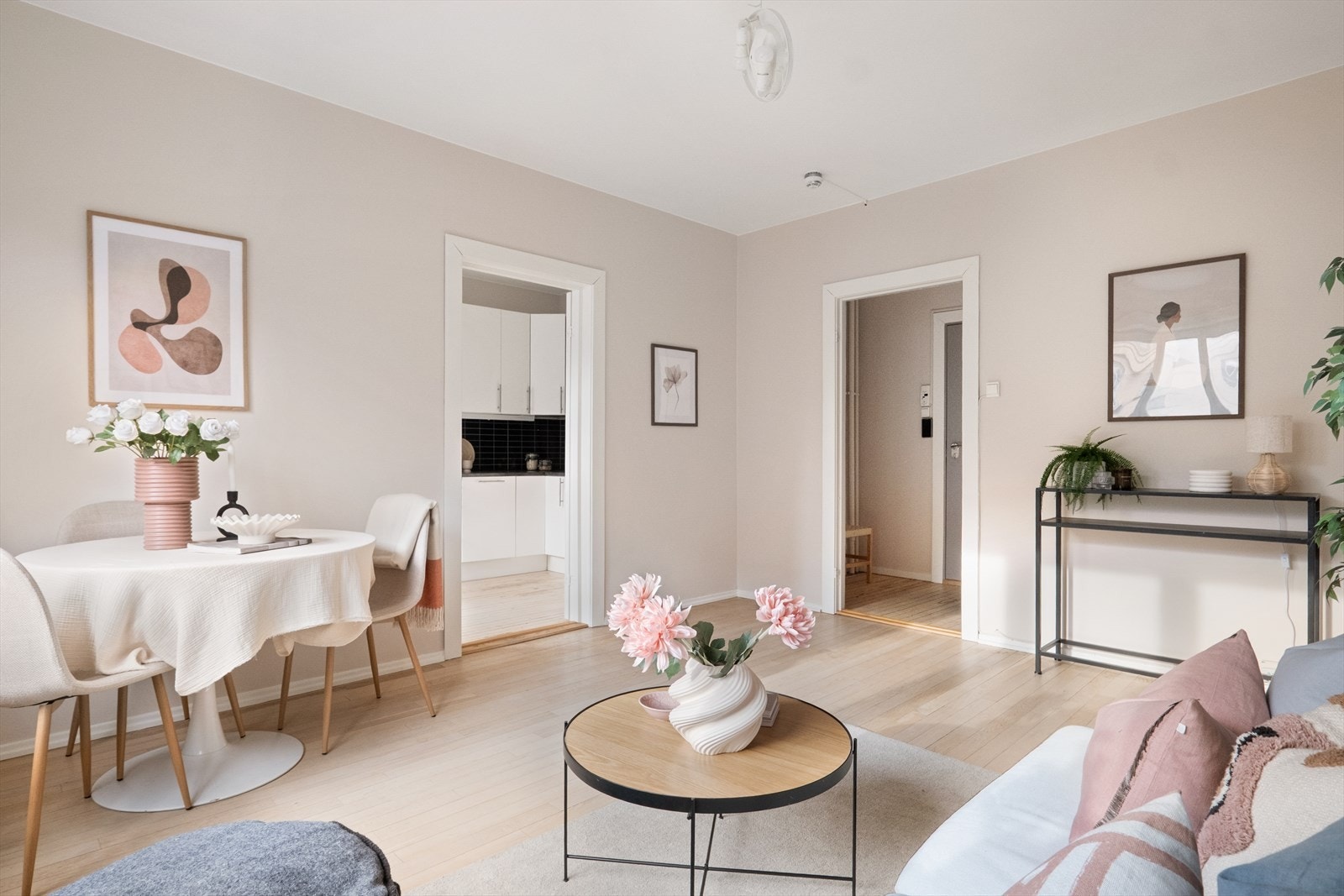 Leiligheten er malt i lyse og delikate farger. Galleribilde